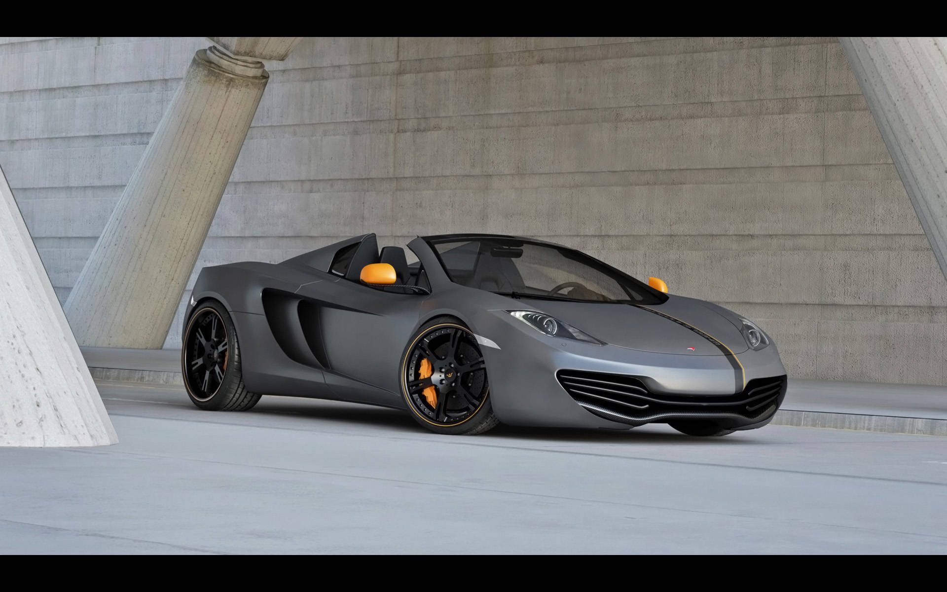跑車 桌布 壁紙 — 一輛帶有橙色點綴的時尚磨砂灰色McLaren跑車，停在現代混凝土建築背景下。