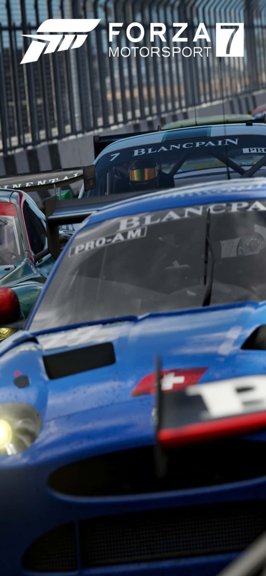 Forza 7 桌布 壁紙 — 一輛帶有瑞士國旗貼紙和「Blancpain」品牌的藍色賽車，在賽道上以特寫鏡頭佔據主導地位，背景有其他賽車。