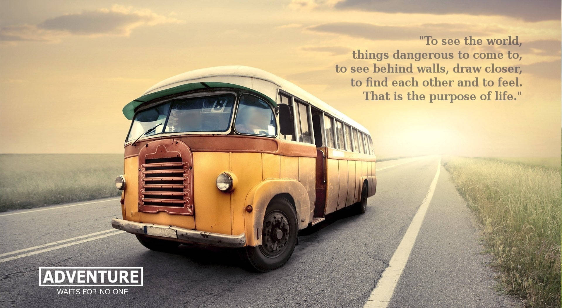 Inspirational Quotes 桌布 壁紙 — 一輛帶有生鏽細節的復古黃色巴士在溫暖的金色天空下，沿著兩旁長滿高草的陽光鄉村道路行駛。