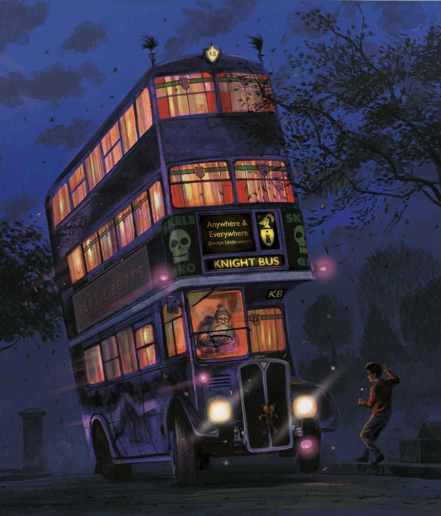The Hogwarts Knight Bus Stop 桌布 壁紙 — 一輛帶有發光窗戶和骷髏貼紙的魔法夜間巴士在霧夜中疾馳，一個男孩揮手告別。