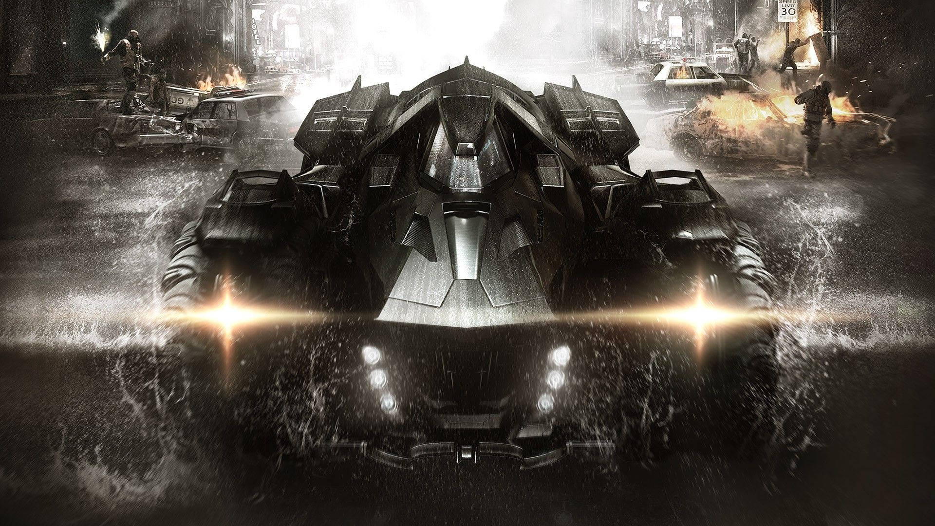 Batmobile 桌布 壁紙 — 一輛帶有發光車頭燈的威脅性裝甲車在雨中浸透的城市戰場上衝鋒，背景有燃燒的汽車和武裝人物。