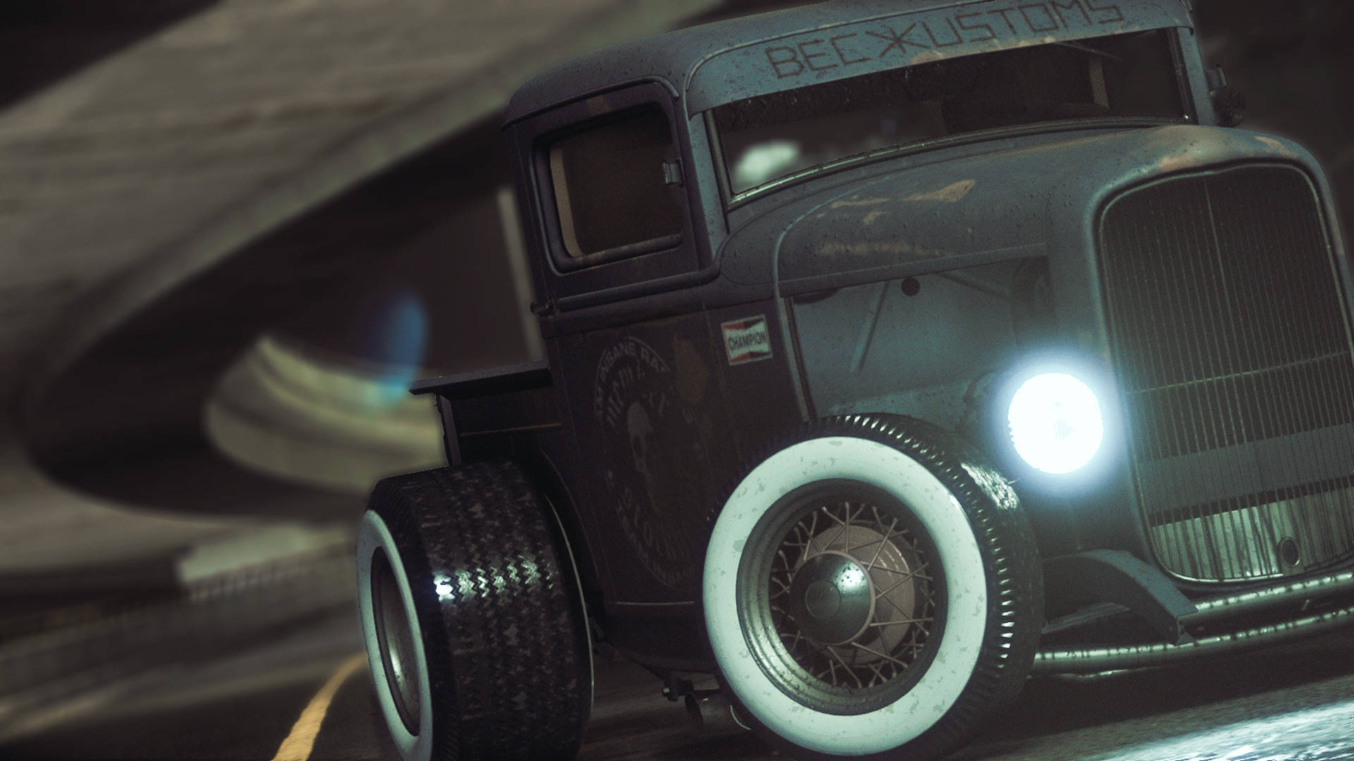 Need For Speed 桌布 壁紙 — 一輛帶有發光車頭燈的復古熱棒車在黑暗隧道中疾馳，帶有動態模糊條紋。