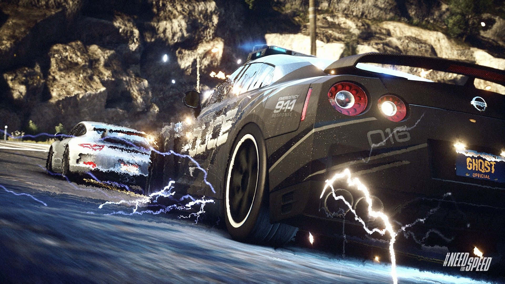 Best Need For Speed 桌布 壁紙 — 一輛帶有發光閃電效果的黑色警用跑車在夜間穿過積雪的山口追逐一輛白色汽車。