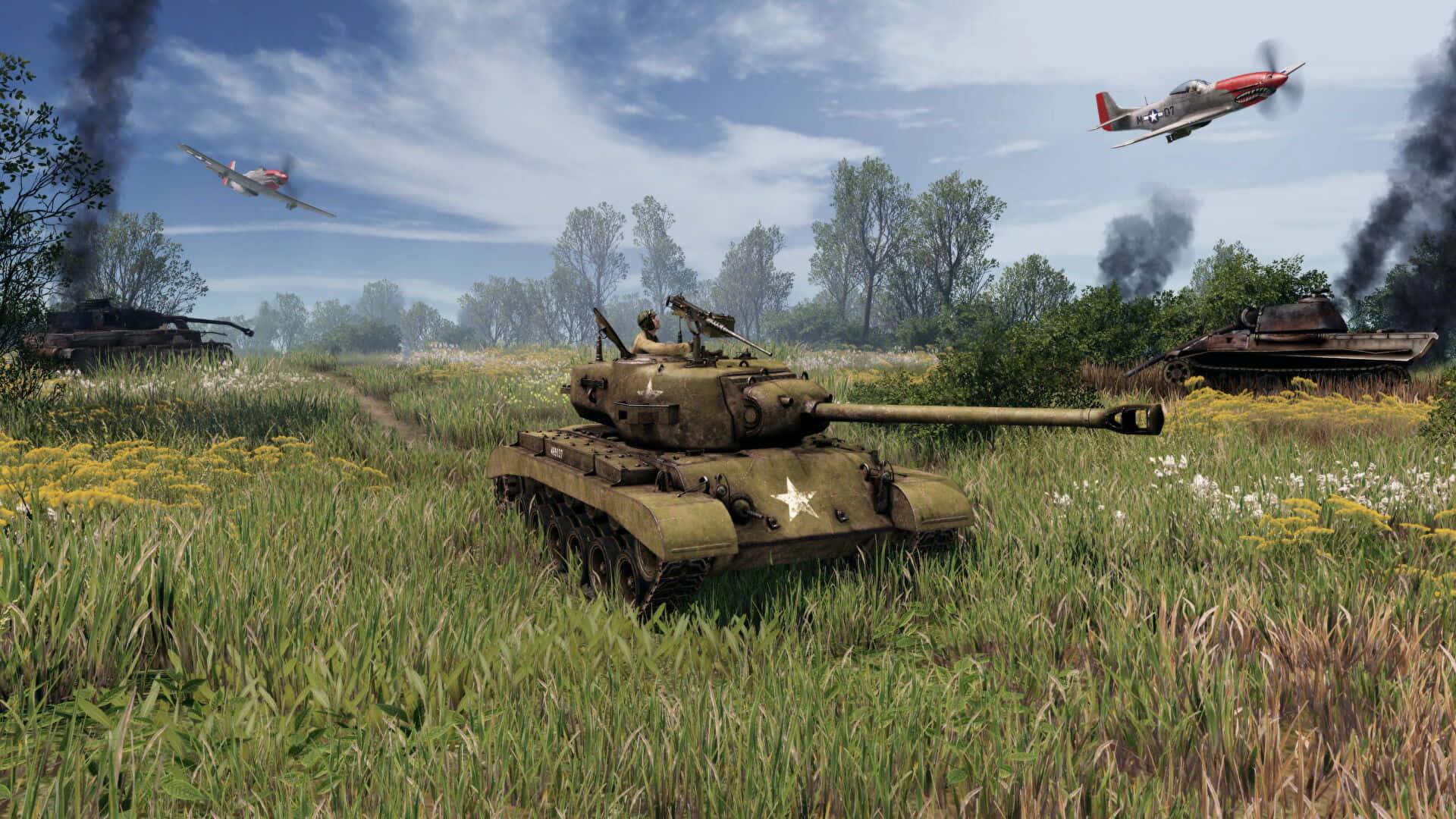 World War 2 桌布 壁紙 — 一輛帶有白色星形標記的軍用坦克穿過草地，戰鬥機在頭頂飛過，遠處的戰鬥坦克冒起濃煙。