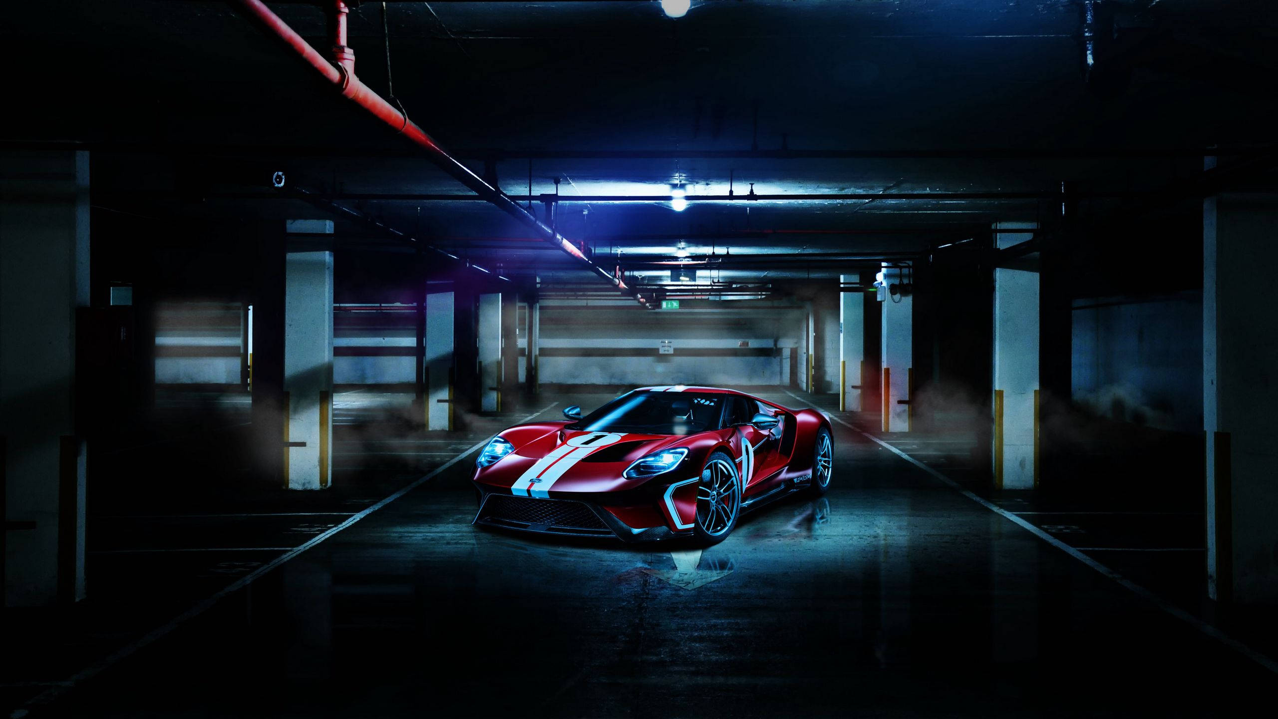 race car 桌布 壁紙 — 一輛帶有白色條紋的紅色福特GT在霧氣瀰漫的地下停車場中，在藍色燈光下閃閃發光。