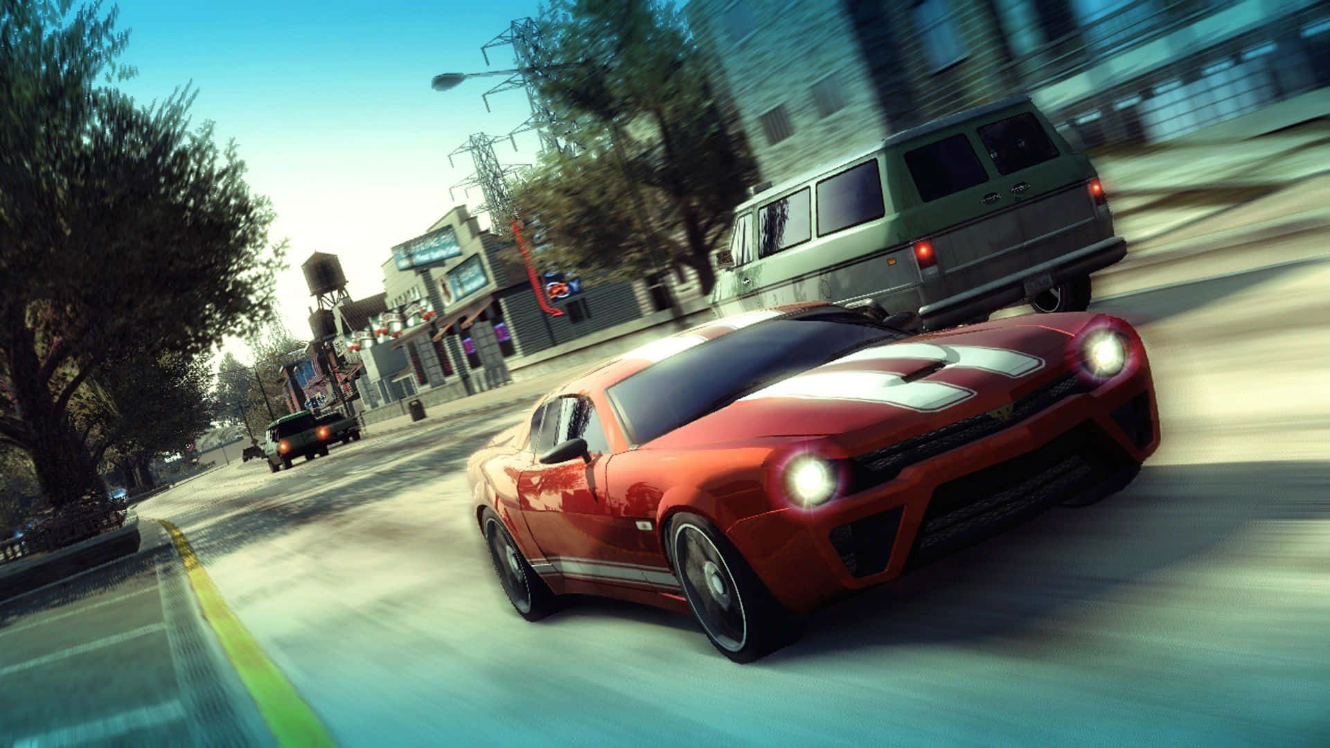 Racing Games 桌布 壁紙 — 一輛帶有白色條紋的紅色肌肉車在陽光明媚的城市街道上疾馳，帶有動態模糊，附近有一輛綠色廂型車。
