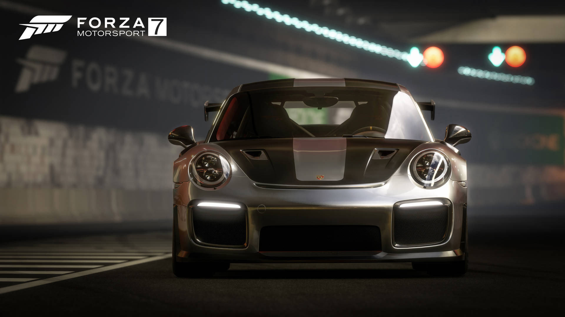 Motorsport 桌布 壁紙 — 一輛帶有白色條紋的銀色保時捷911 GT1賽車，在閃爍的賽道燈光下，飛馳穿過昏暗的隧道。