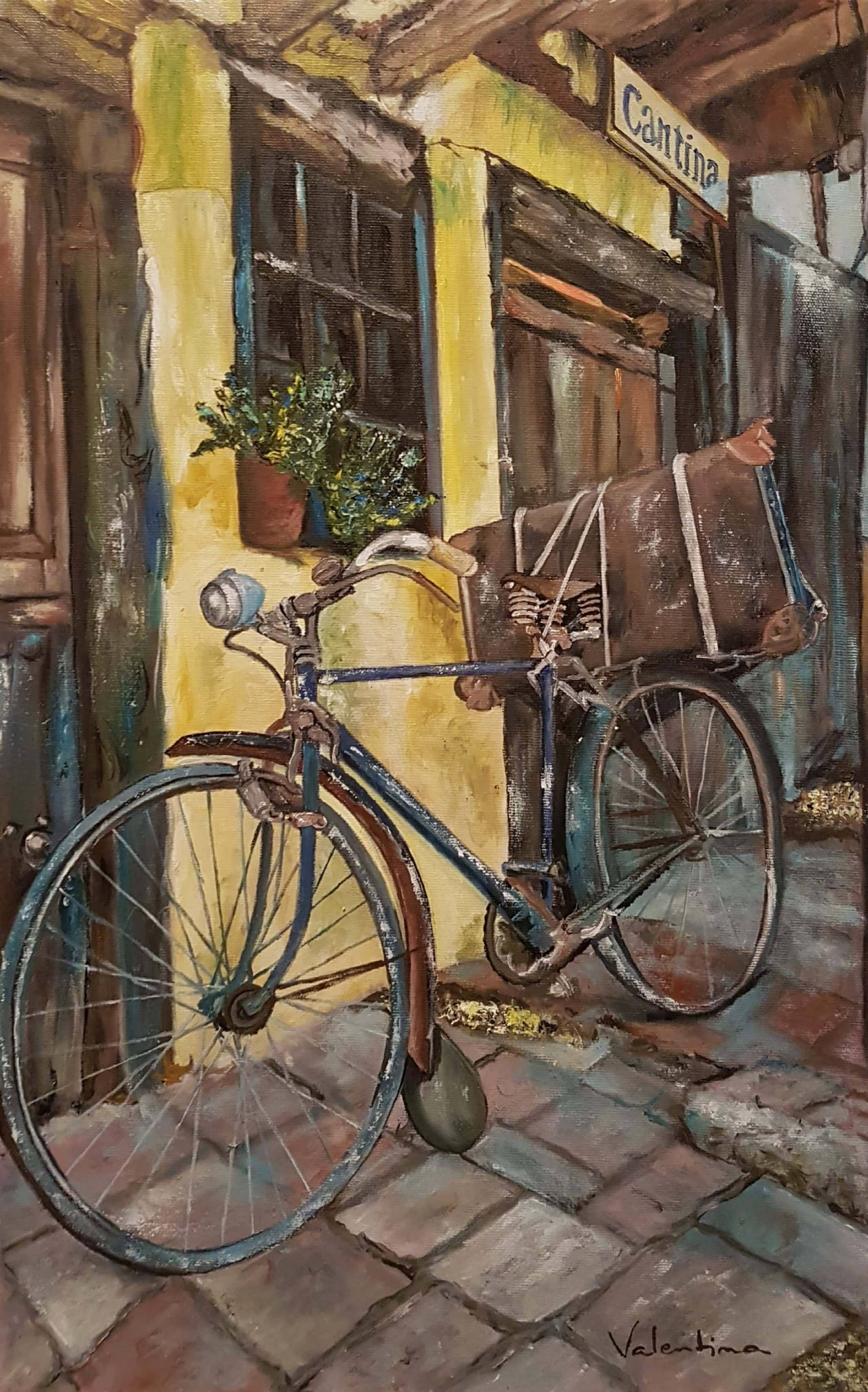 Bicycle 桌布 壁紙 — 一輛帶有皮革側袋的復古藍色自行車，靠在一棟風化的黃色建築物旁，建築物上有 'Cantina' 標誌和盆栽植物。