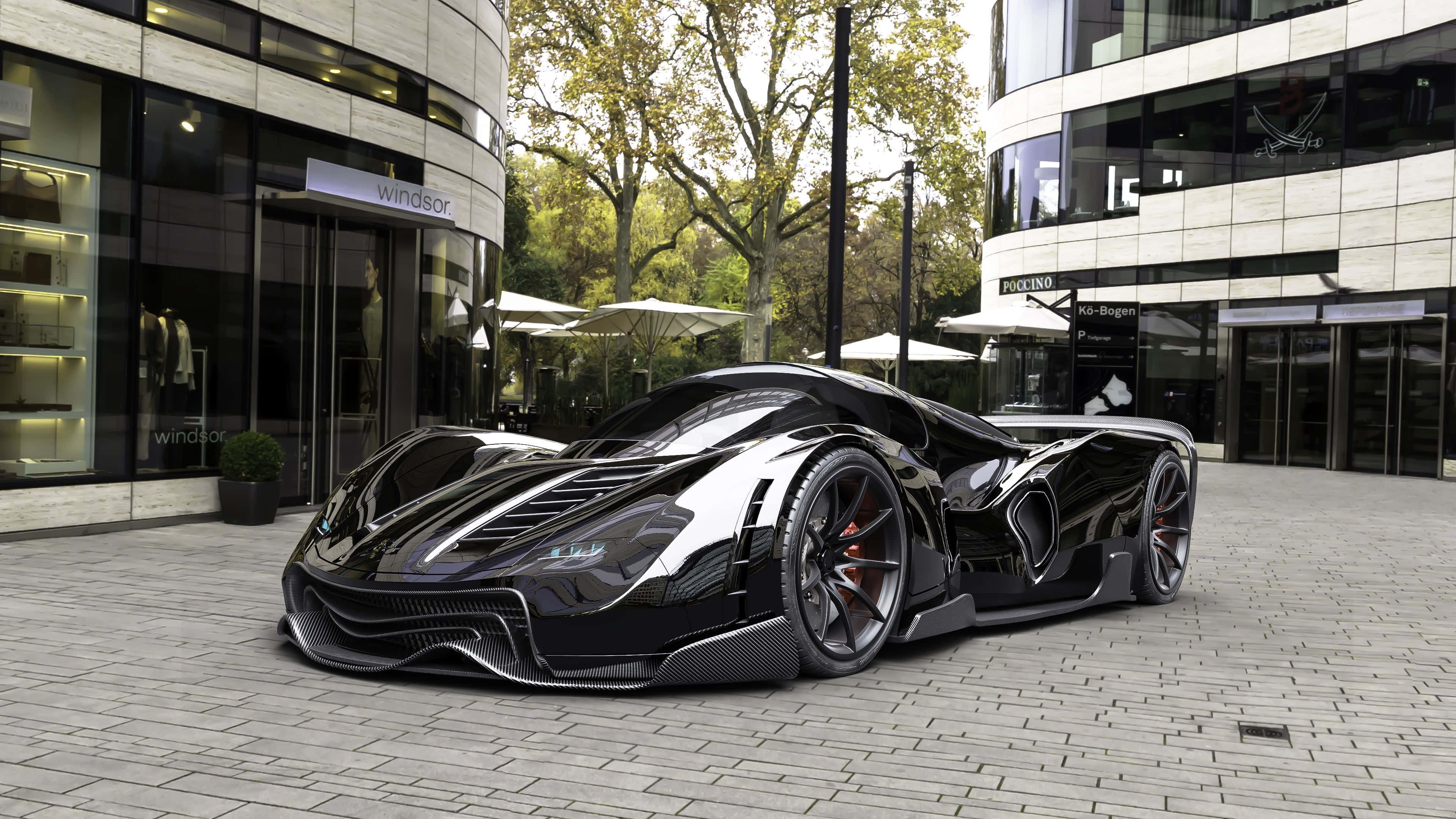 Car Design 桌布 壁紙 — 一輛帶有碳纖維飾邊的時尚黑色超跑在日光下閃耀，停泊在一個被現代玻璃建築和秋樹環繞的城市廣場上。