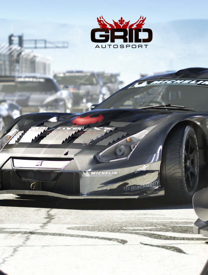 iPhone X Grid Autosport 桌布 壁紙 — 一輛帶有米其林和BlackBerry貼紙的時尚黑色賽車，在陽光明媚的賽道上佔據主導地位，其他車輛在背景中模糊不清。