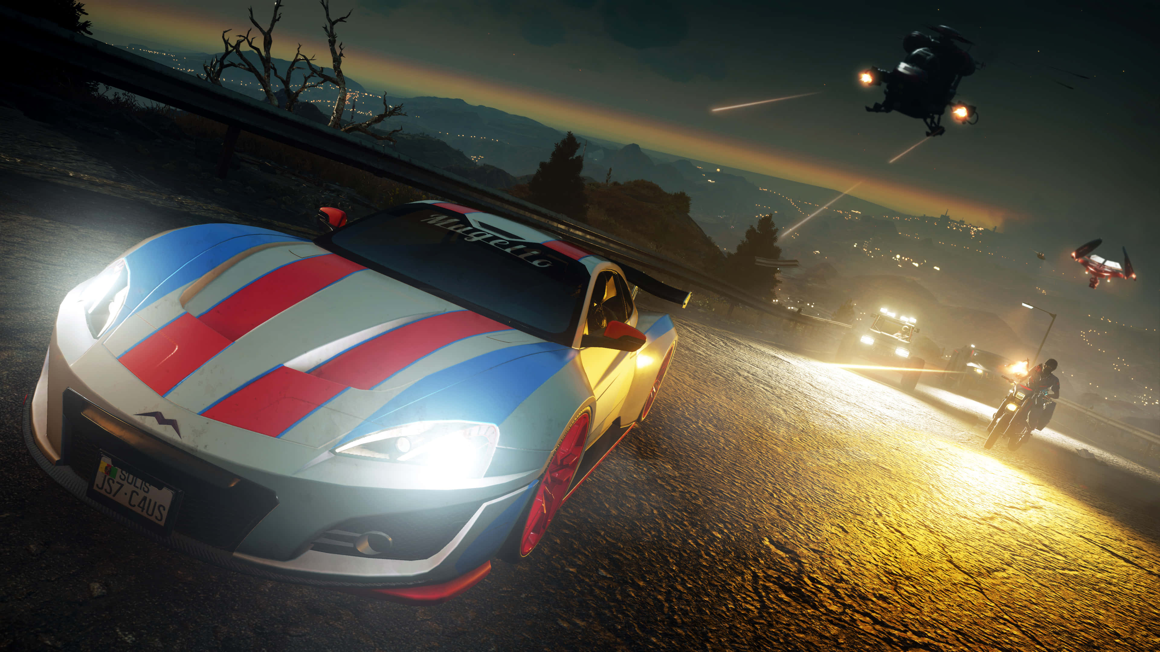 HD Just Cause 4 桌布 壁紙 — 一輛帶有紅、藍、白條紋的賽車在夜間濕滑的道路上疾馳，直升機和摩托車在城市景觀中追趕它。