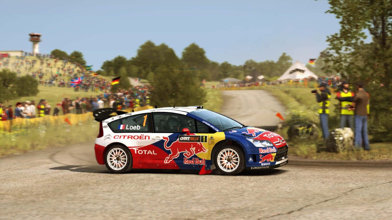 1366x768 Dirt Rally 桌布 壁紙 — 一輛帶有紅牛塗裝的雪鐵龍拉力賽車在塵土飛揚的林間道路上疾馳，觀眾在旁觀看。