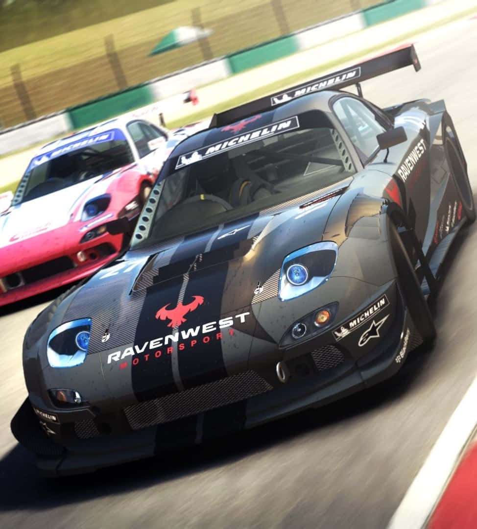 Grid Autosport 桌布 壁紙 — 一輛帶有紅色Ravenwest Motorsport標誌的黑色賽車在賽道上疾馳，後面跟著一輛粉紅色賽車。