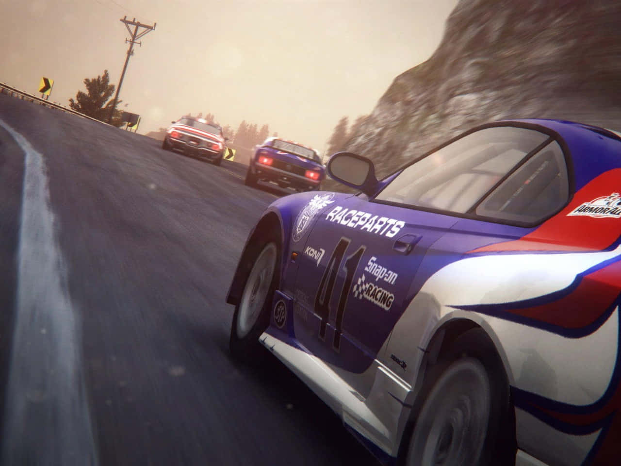 Grid 2 桌布 壁紙 — 一輛帶有紅色和白色條紋的紫色賽車沿著蜿蜒的山路疾馳，後面還有兩輛車。