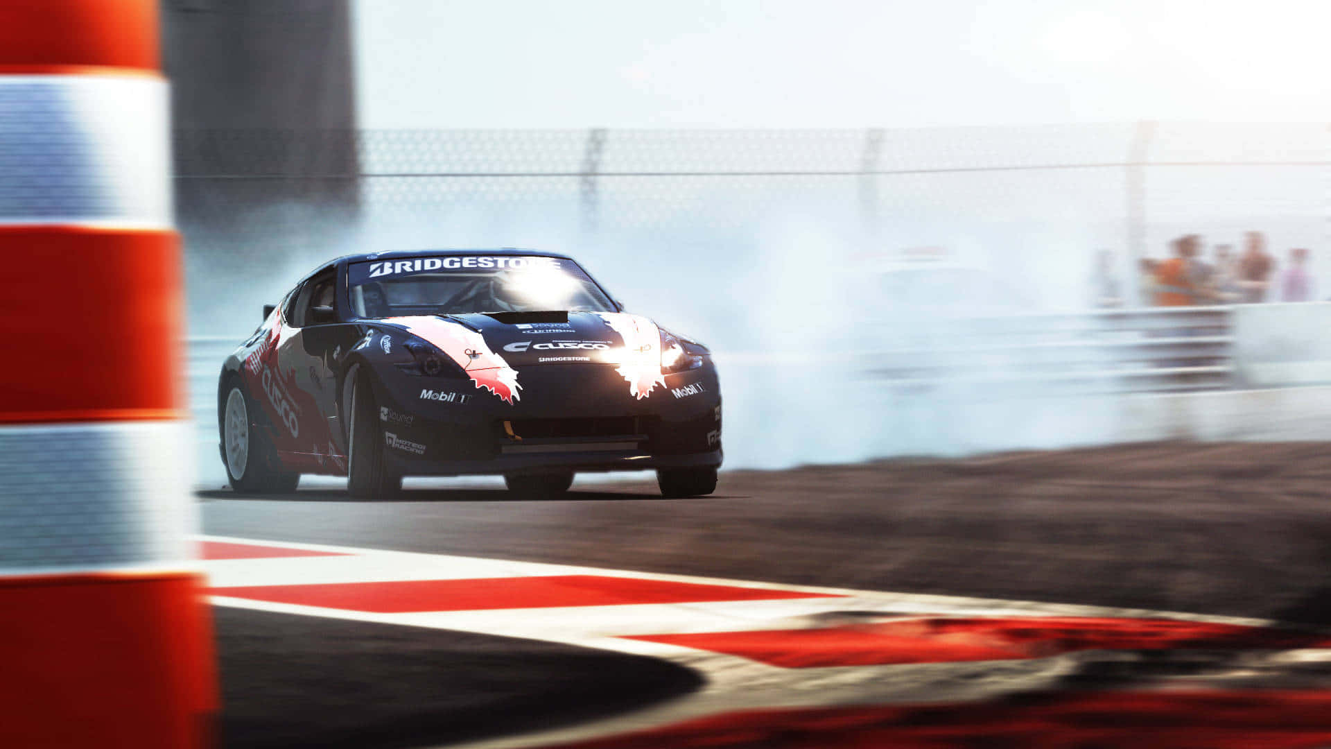 Grid Autosport 桌布 壁紙 — 一輛帶有紅色和白色貼紙的黑色漂移車在紅白相間的賽道彎道上猛烈地冒煙。