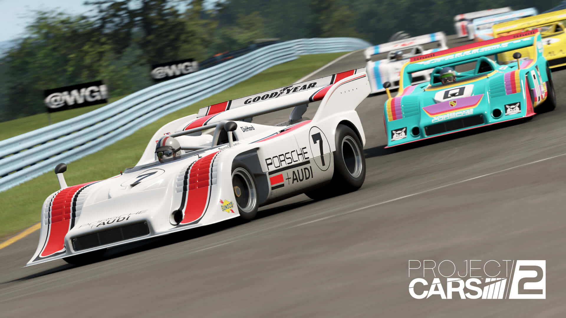 1920x1080 Project Cars 桌布 壁紙 — 一輛帶有紅色條紋的白色保時捷7賽車在蜿蜒的賽道上超越一輛藍綠色法拉利，賽道兩旁有綠樹和藍色護欄。