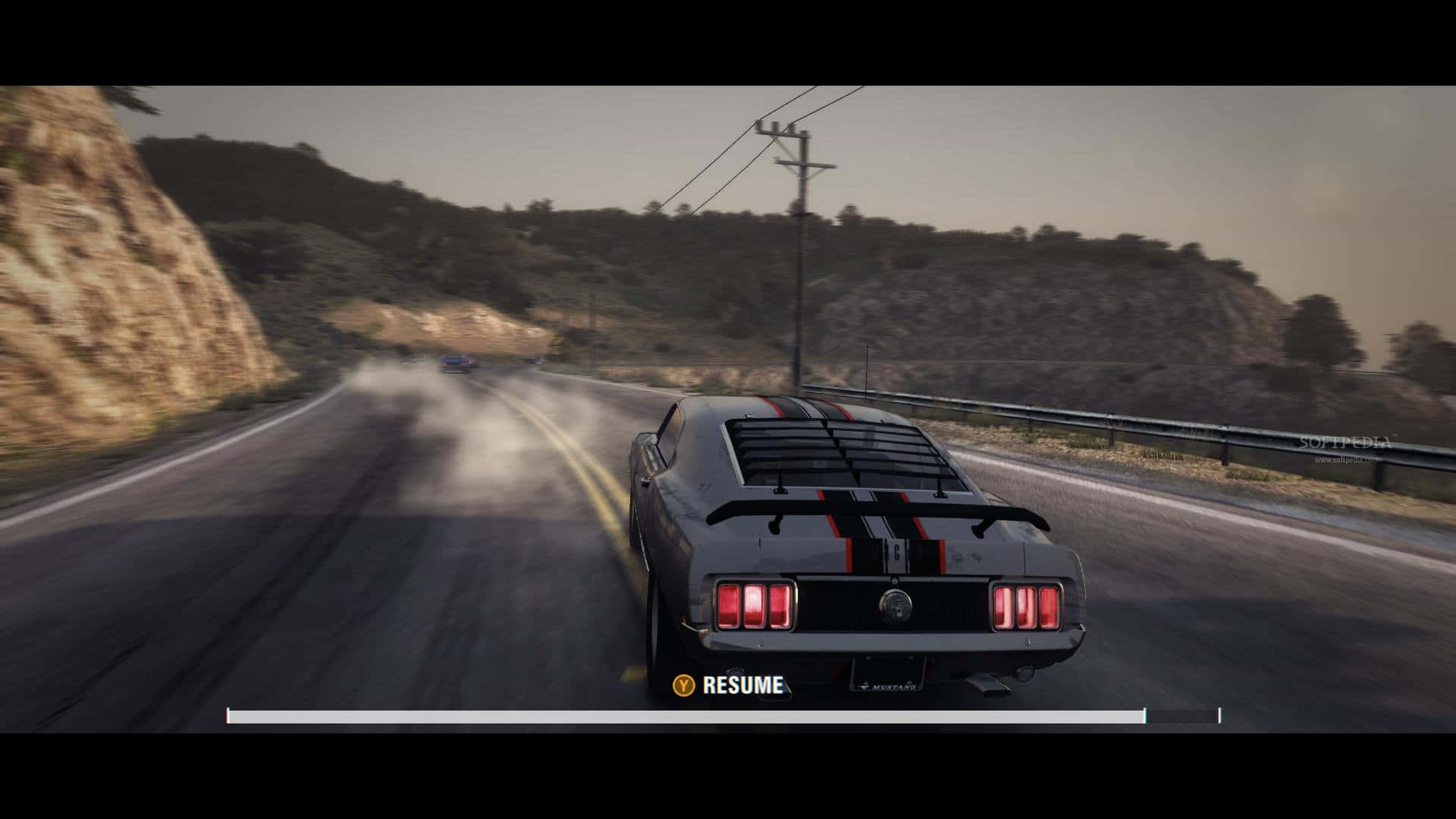 Grid 2 桌布 壁紙 — 一輛帶有紅色條紋的黑色經典肌肉車在日落時分沿著蜿蜒的山路飄移。