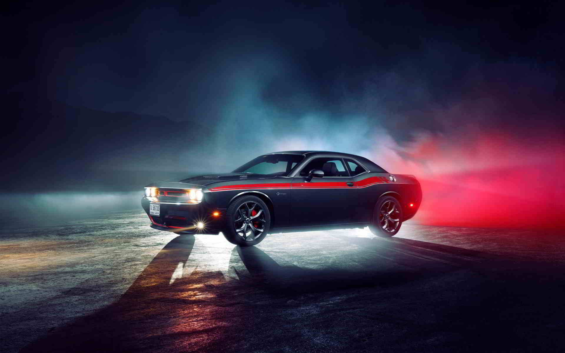 cars 桌布 壁紙 — 一輛帶有紅色條紋的黑色肌肉車在夜間戲劇性地飄移，在閃亮的車頭燈下揚起煙霧。