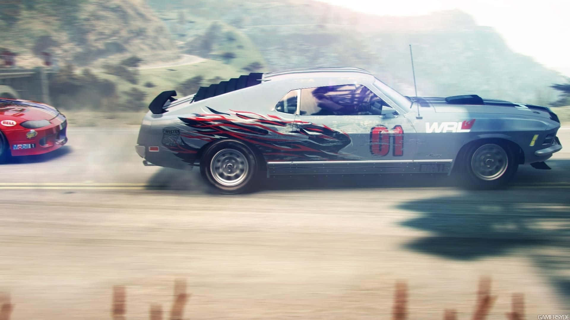 HD Grid Autosport 桌布 壁紙 — 一輛帶有紅色火焰貼紙的銀色賽車在塵土飛揚的山路上漂移，另一輛紅色賽車在旁邊競速。