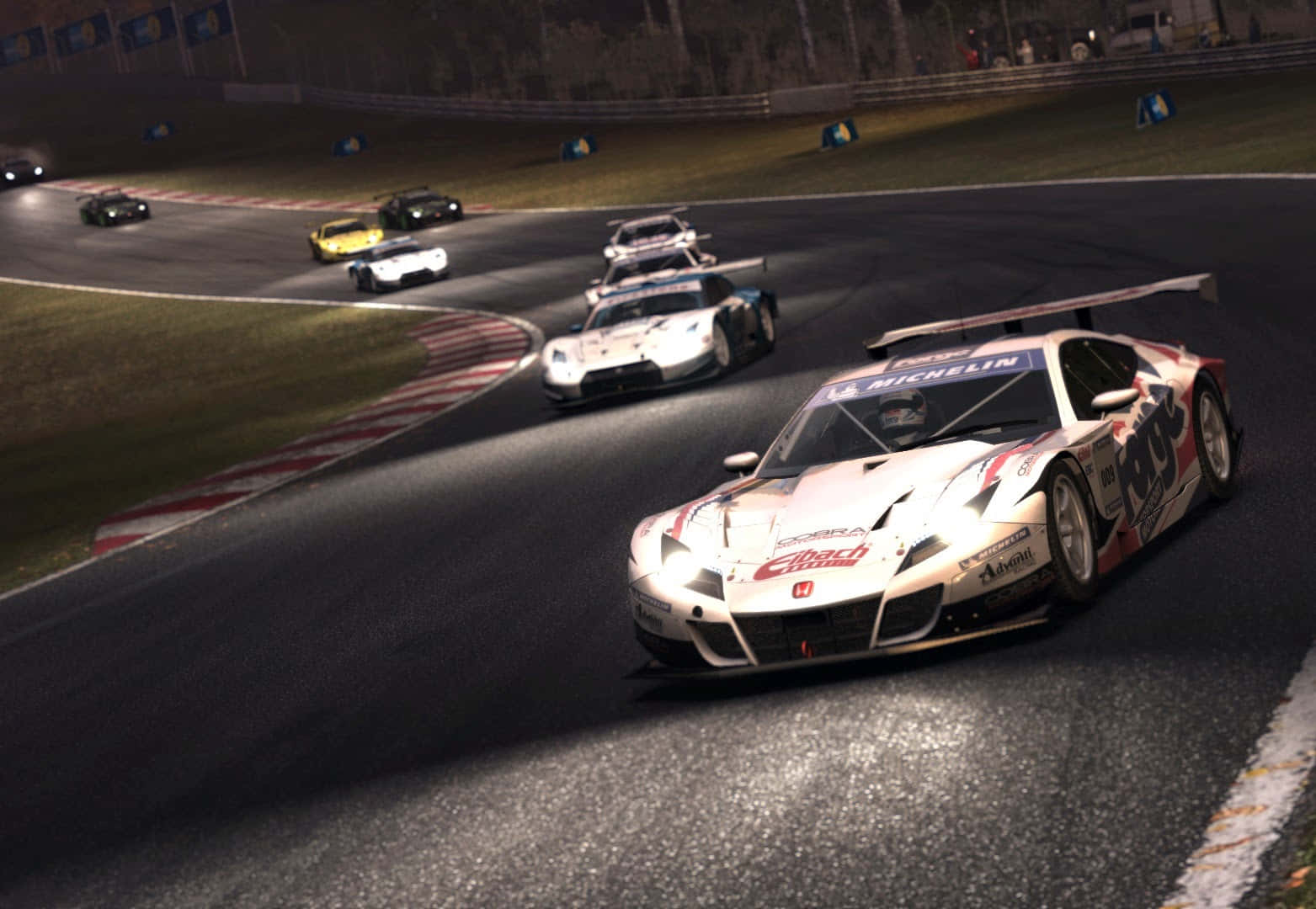 1080p Grid Autosport 桌布 壁紙 — 一輛帶有紅色點綴的白色賽車在明亮的車頭燈下帶領一群競爭對手繞著潮濕的夜間賽道行駛。