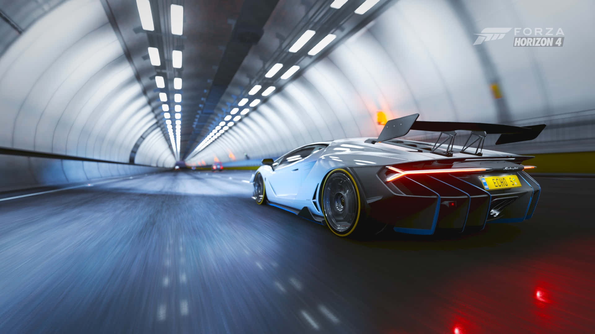 1920x1080 Forza Horizon 4 桌布 壁紙 — 一輛帶有紅色點綴的銀色跑車在光線明亮的隧道中疾馳，留下動態模糊的痕跡。