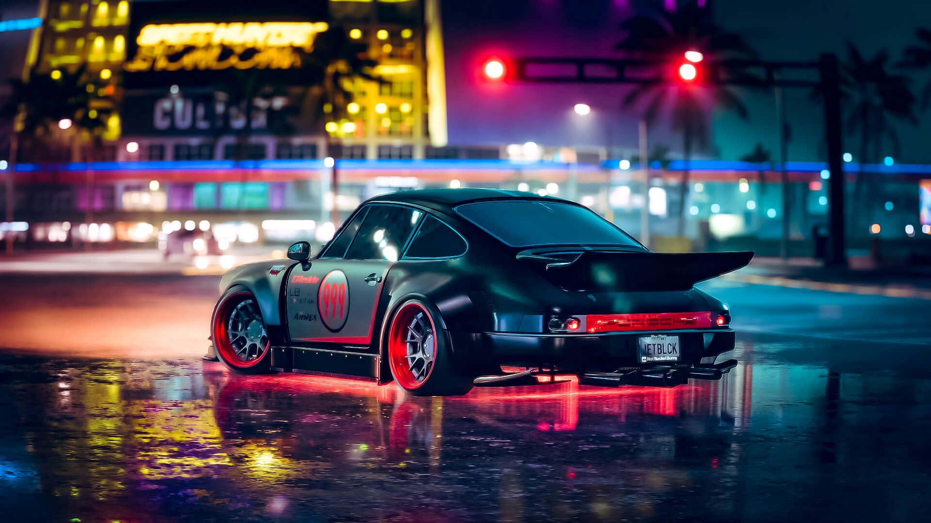1920 X 1080 Car 桌布 壁紙 — 一輛帶有紅色點綴的黑色保時捷911在夜間濕漉漉的城市街道上，在霓虹燈下閃耀。