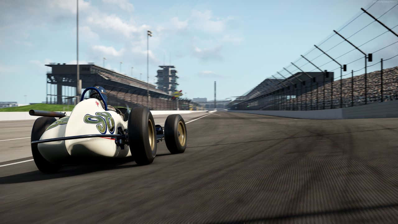 復古賽車在多雲的天空下，在有看台和鐵絲網圍欄的賽道上飛馳。 — Project Cars 壁紙