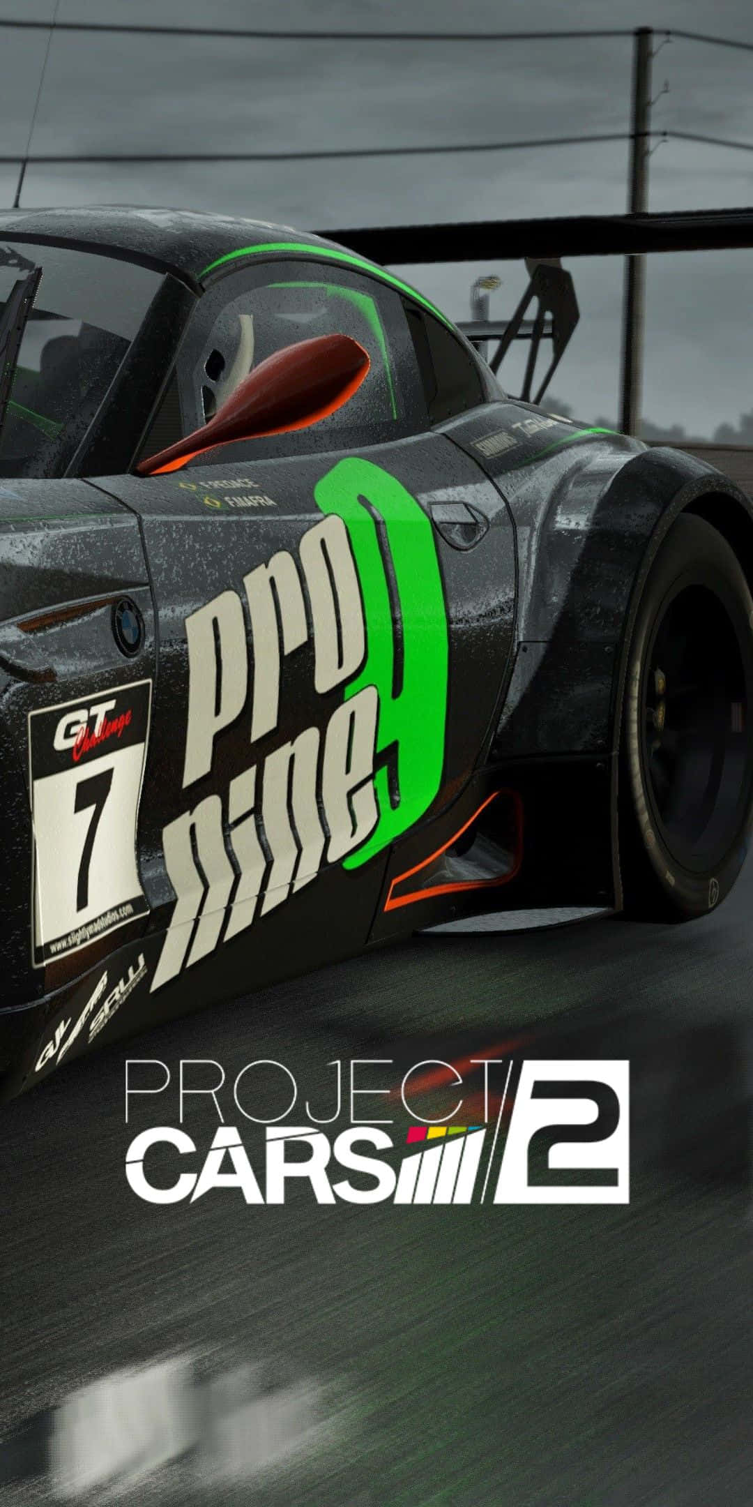 Pixel 3 Project Cars 2 桌布 壁紙 — 一輛帶有綠色和橙色點綴的時尚黑色賽車，在陰天潮濕的賽道上疾馳。