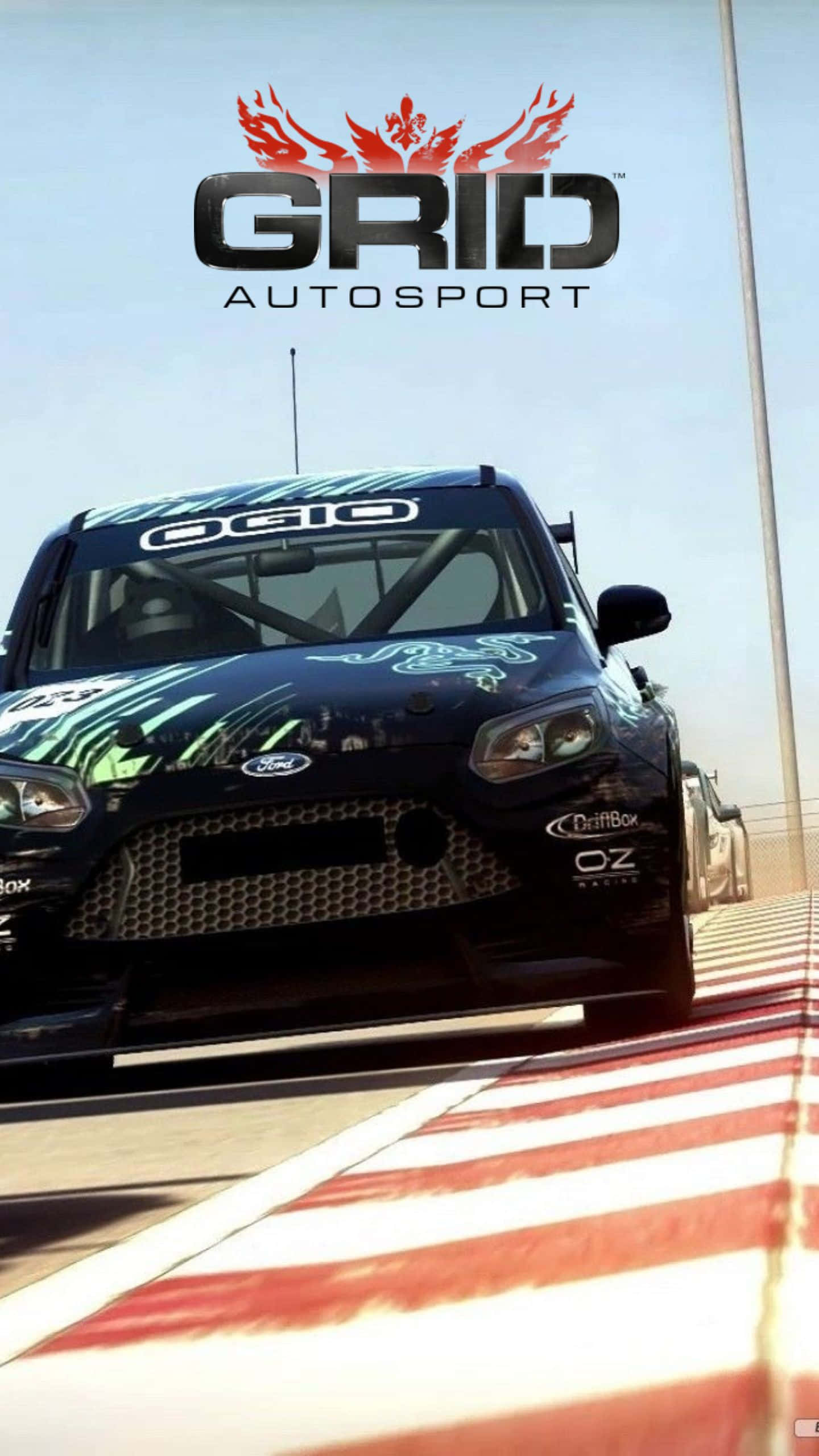 Android Grid Autosport 桌布 壁紙 — 一輛帶有綠色貼花的黑色賽車在晴朗的天空下於賽道上疾馳，上方有「GRID AUTOSPORT」標誌。