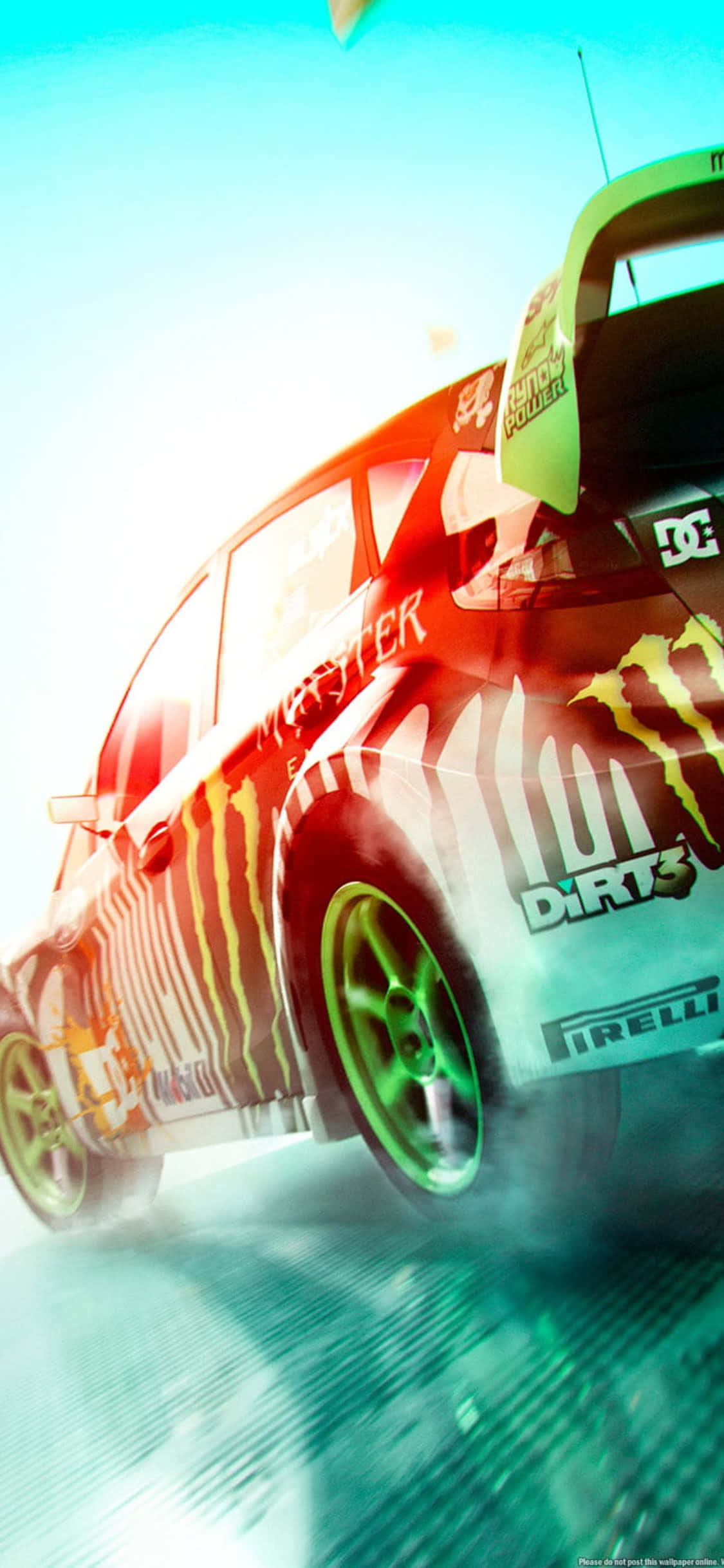 iPhone Xs Dirt Rally 桌布 壁紙 — 一輛帶有綠色點綴的紅黑色拉力賽車在明亮的藍天下橫向飄移。