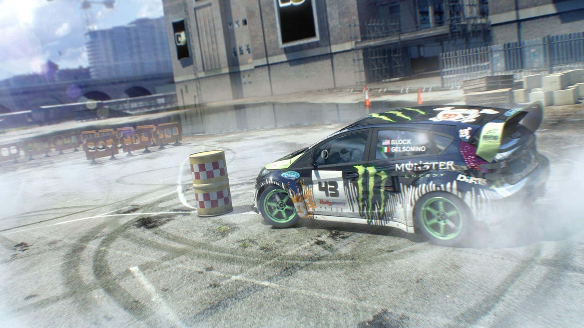 1080p Dirt 3 桌布 壁紙 — 一輛帶有綠色點綴的黑色拉力賽車在潮濕的城市賽道上繞著一個桶漂移，噴出煙霧。