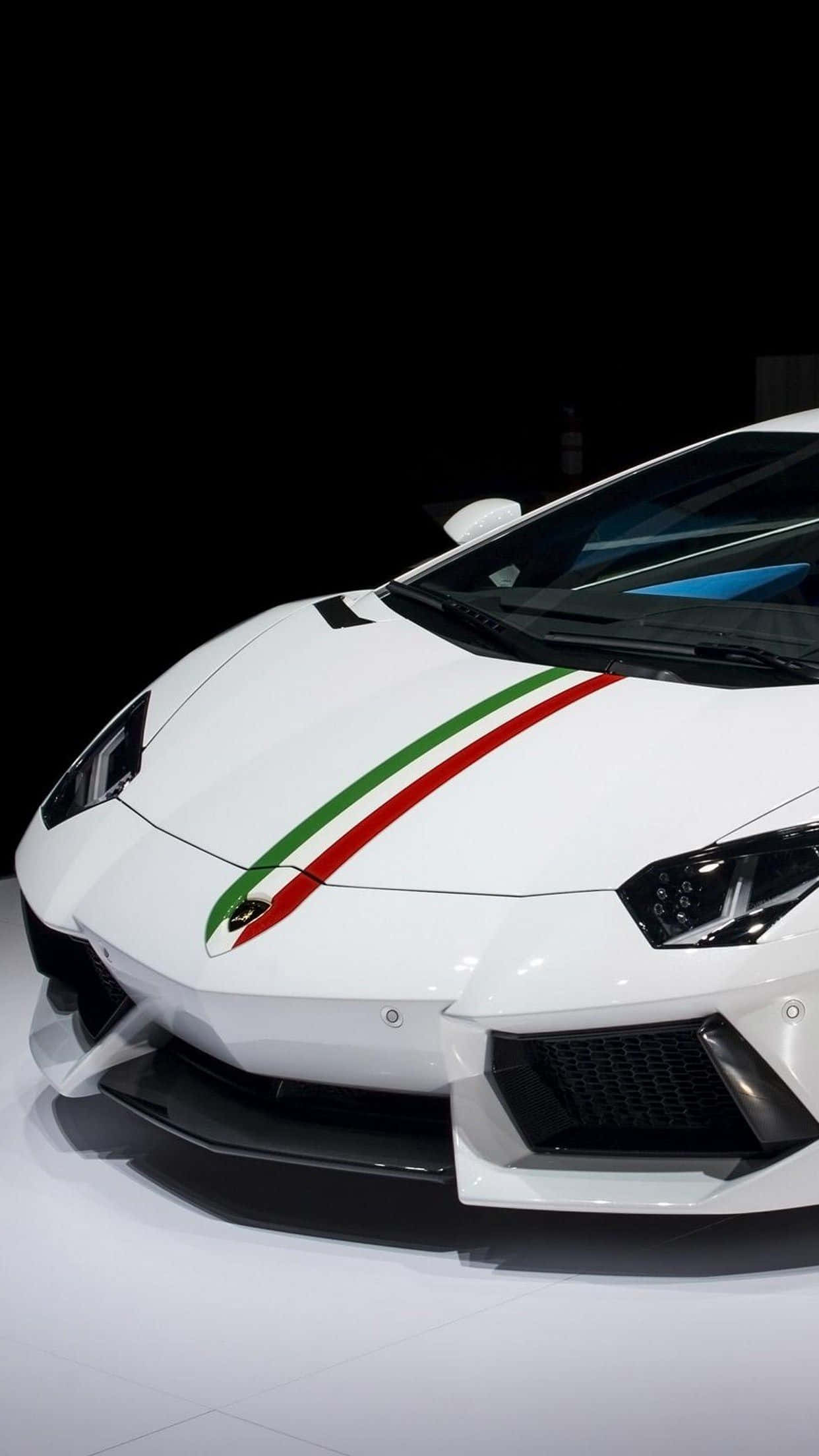 Lamborghini Phone 桌布 壁紙 — 一輛帶有義大利國旗條紋的時尚白色藍寶堅尼跑車，在黑色背景的攝影棚燈光下閃閃發光。