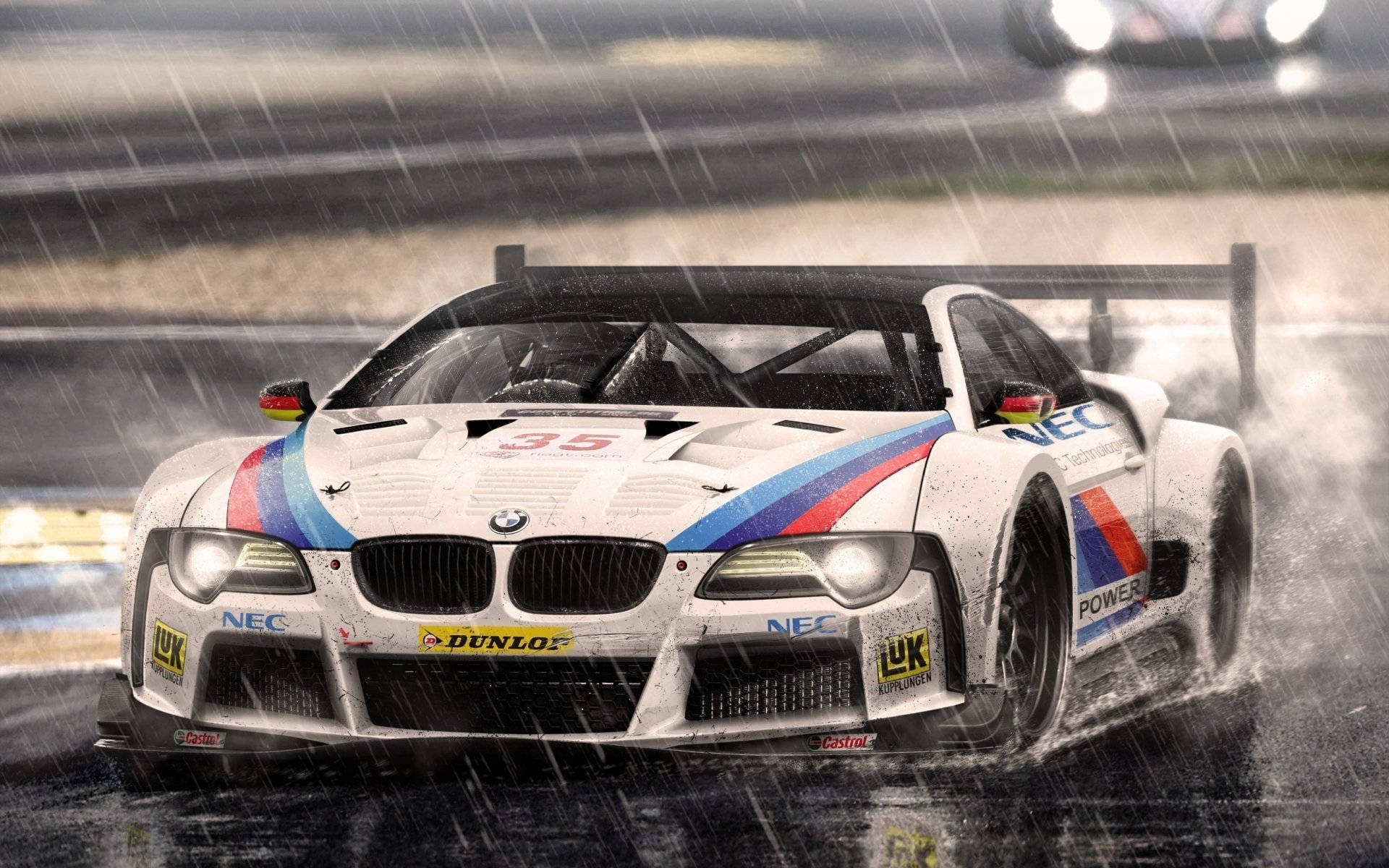 Auto Racing 桌布 壁紙 — 一輛帶有藍紅條紋的白色BMW賽車在暴雨中疾馳在濕滑的賽道上，水花四濺。