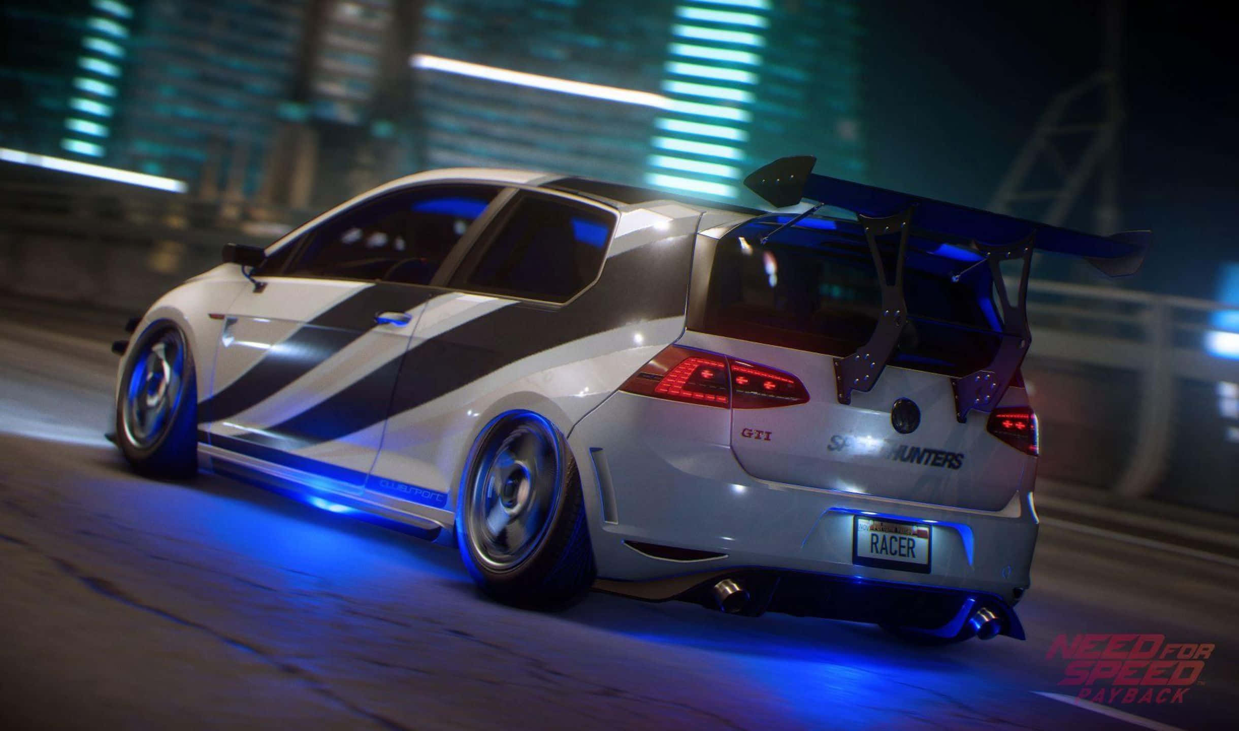 2440x1440 Need For Speed Payback 桌布 壁紙 — 一輛帶有藍色底光和大尾翼的白色賽車在霓虹燈閃爍的都市夜街上飛馳。