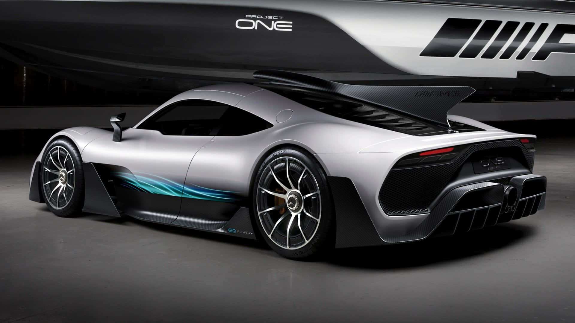 Mercedes 桌布 壁紙 — 一輛帶有藍色裝飾的時尚銀色 Mercedes-AMG Project One 超跑在黑暗的攝影棚中展示，背景有一艘大船。