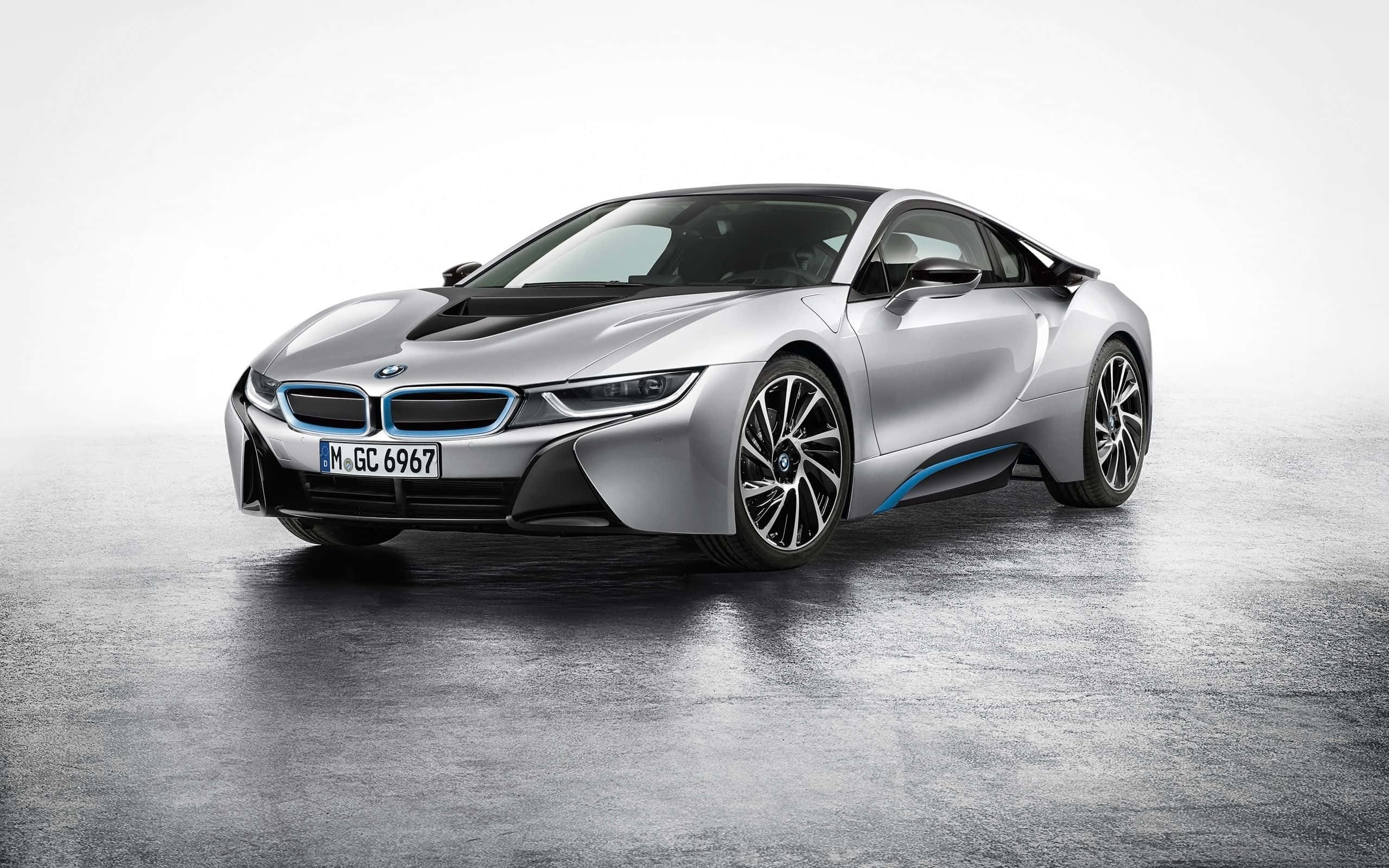跑車 桌布 壁紙 — 一輛帶有藍色裝飾的時尚銀色BMW i8跑車，停在濕漉漉的混凝土表面上，背景是簡約的灰色。