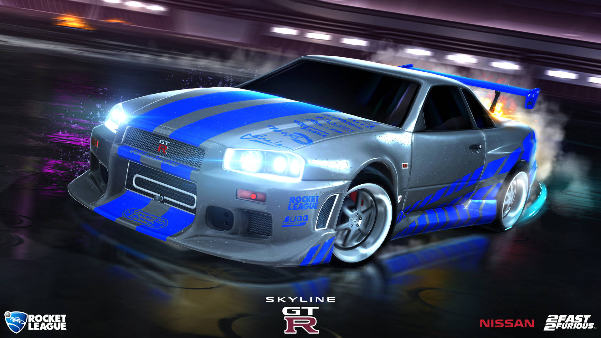 Rocket League 桌布 壁紙 — 一輛帶有藍色賽車條紋的銀色日產Skyline GT-R在霓虹燈車庫中漂移，散發出煙霧和發光的車頭燈。