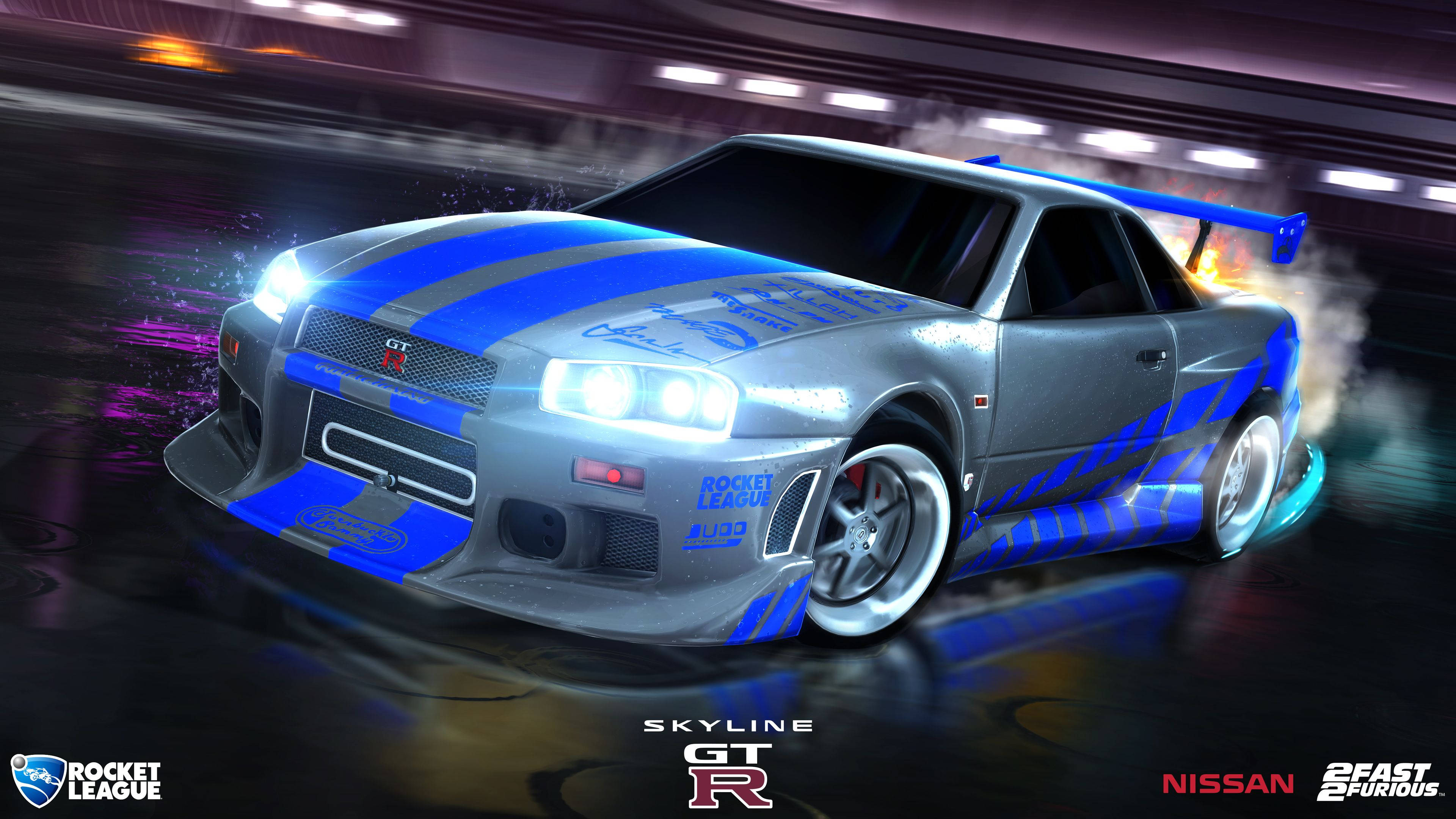 火箭聯盟 桌布 壁紙 — 一輛帶有藍色賽車條紋的銀色日產Skyline GT-R在霓虹燈隧道中飛馳，輪胎冒煙，車頭燈刺破黑暗。