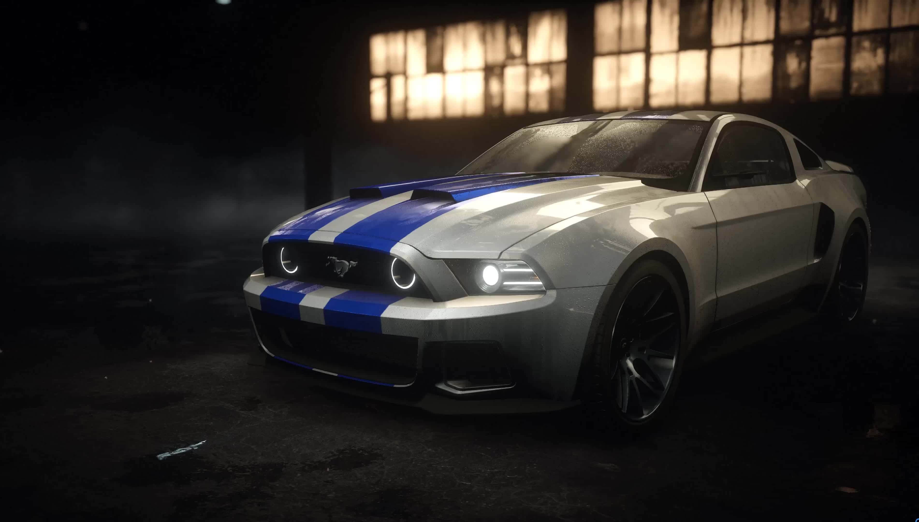 Ford Mustang 桌布 壁紙 — 一輛帶有藍色賽車條紋的銀色福特野馬，在煙霧瀰漫、昏暗的倉庫中，於溫暖的窗光下閃閃發光。