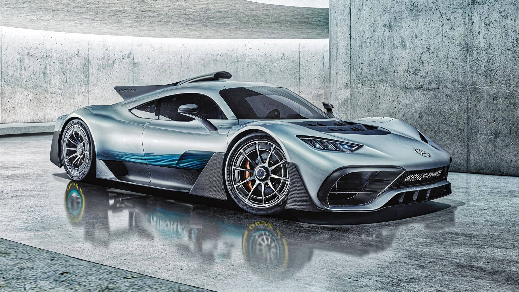 cars 桌布 壁紙 — 一輛帶有藍色點綴的時尚銀色 Mercedes-AMG One 超跑停在簡約工業車庫的潮濕混凝土地板上。