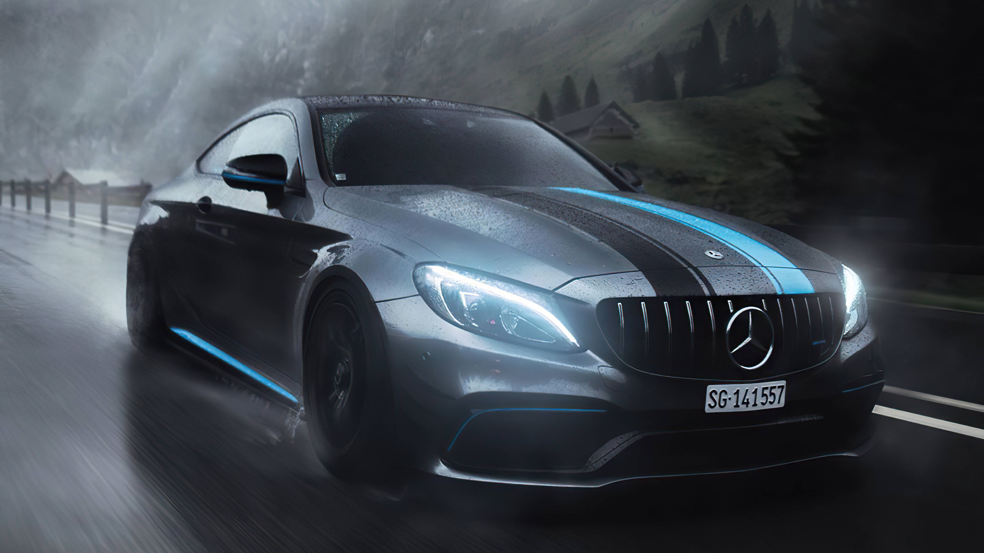 benz 4K 桌布 壁紙 — 一輛帶有藍色點綴的時尚銀色 Mercedes-AMG 跑車在夜間雨中山路飛馳。