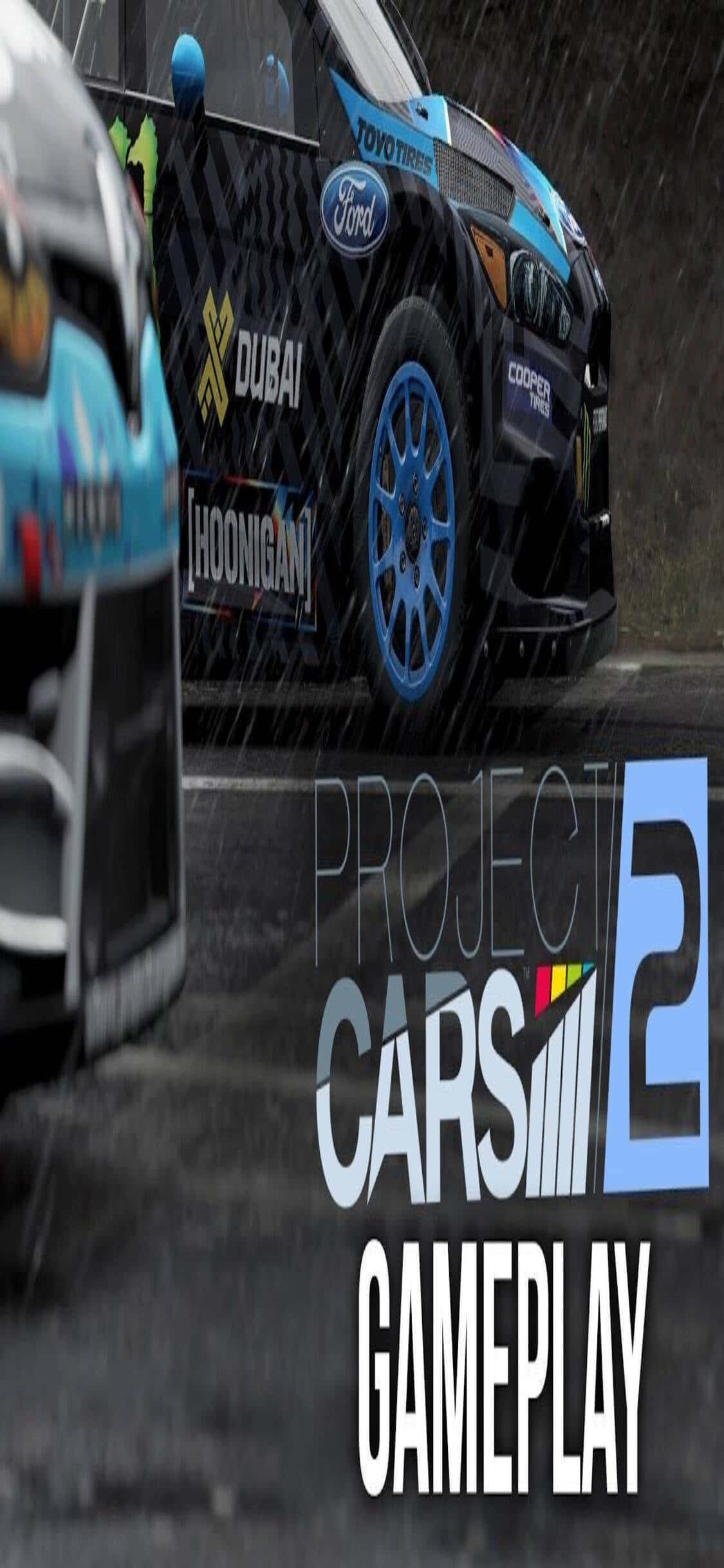 電玩遊戲 桌布 壁紙 — 一輛帶有藍色點綴的福特賽車在《Project Cars 2》遊戲中於濕滑賽道上雨中疾馳。