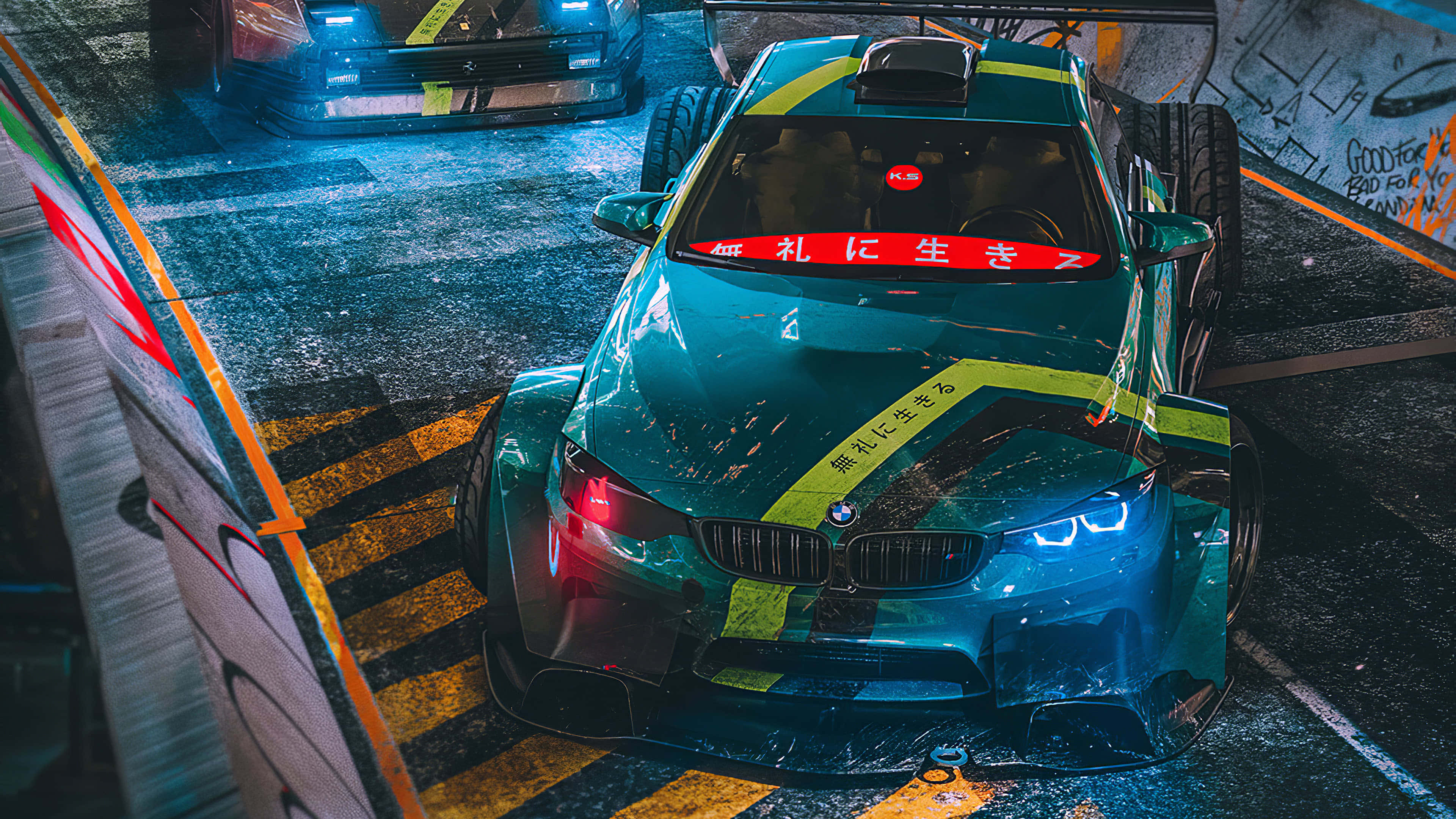 4K BMW 壁紙 桌布 壁紙 — 一輛帶有螢光綠色條紋和日文字樣的青綠色BMW賽車，在藍色燈光下於一個佈滿塗鴉的地下車庫中發光。