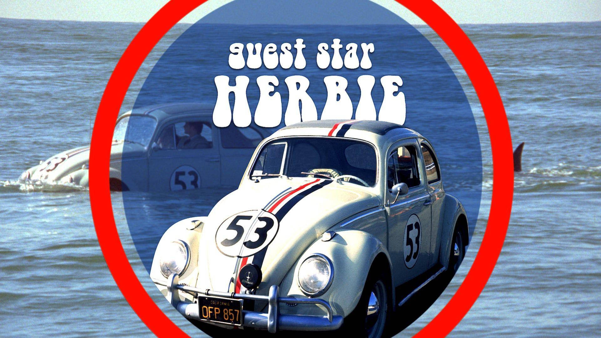Herbie 桌布 壁紙 — 一輛帶有賽車條紋和53號的復古白色福斯金龜車在紅色圓形框架下穿過海浪，並帶有'Guest Star HERBIE'文字。
