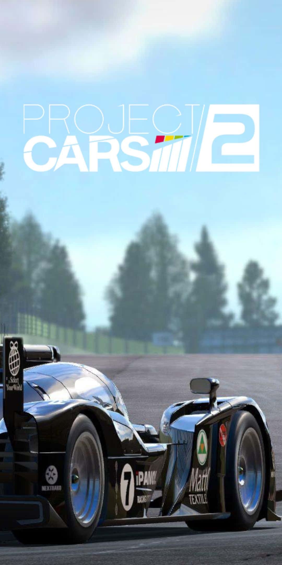 Pixel 3 Project Cars 2 桌布 壁紙 — 一輛帶有贊助商標誌的時尚黑色賽車，在樹木和晴朗天空的背景下行駛在賽道上。