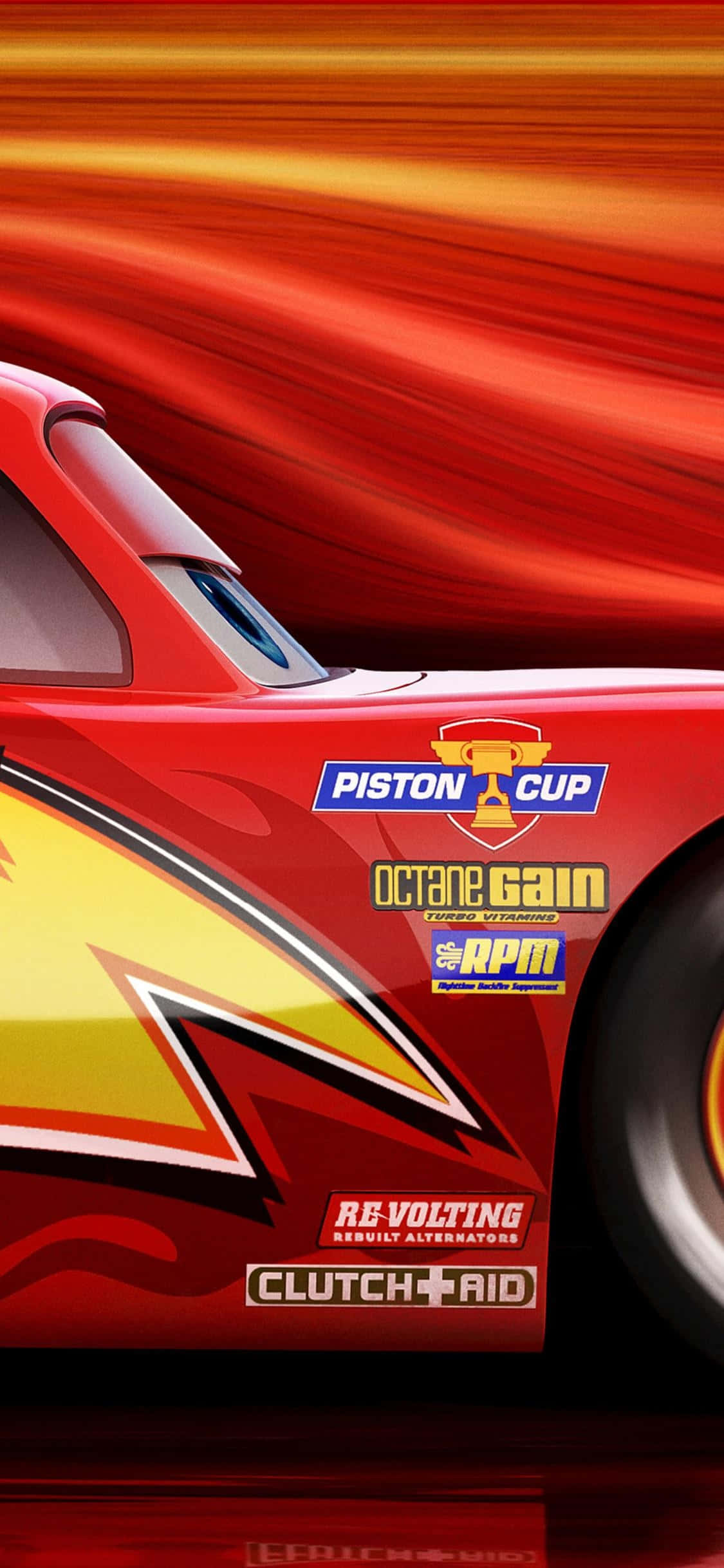Lightning Mcqueen 桌布 壁紙 — 一輛帶有贊助商貼紙的紅色賽車，在火熱的橙色動態模糊中疾馳。