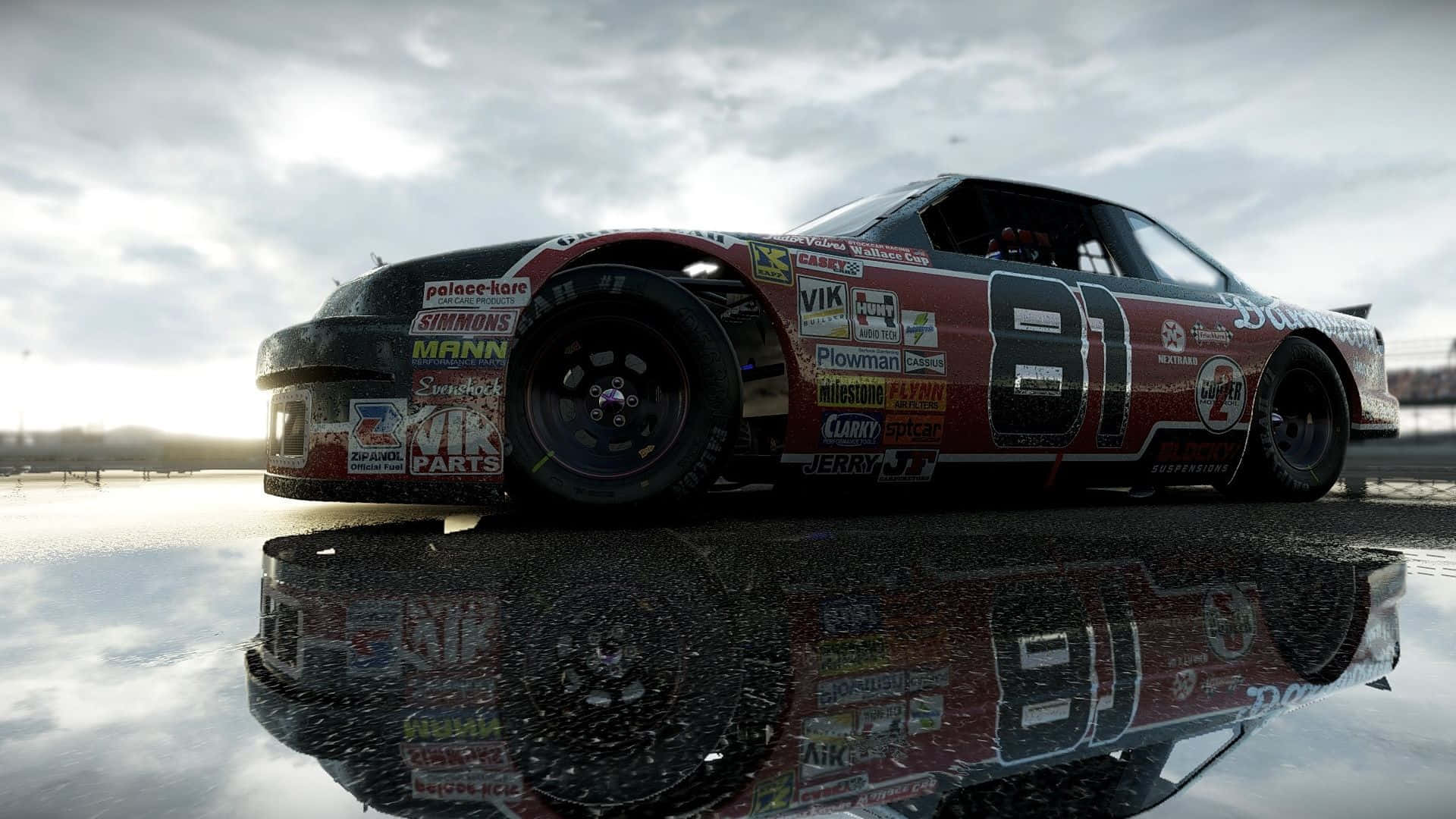 1920x1080 Project Cars 桌布 壁紙 — 一輛帶有贊助商貼紙的紅黑色賽車停在潮濕的路面上，在陰天天空下反射出它的影像。