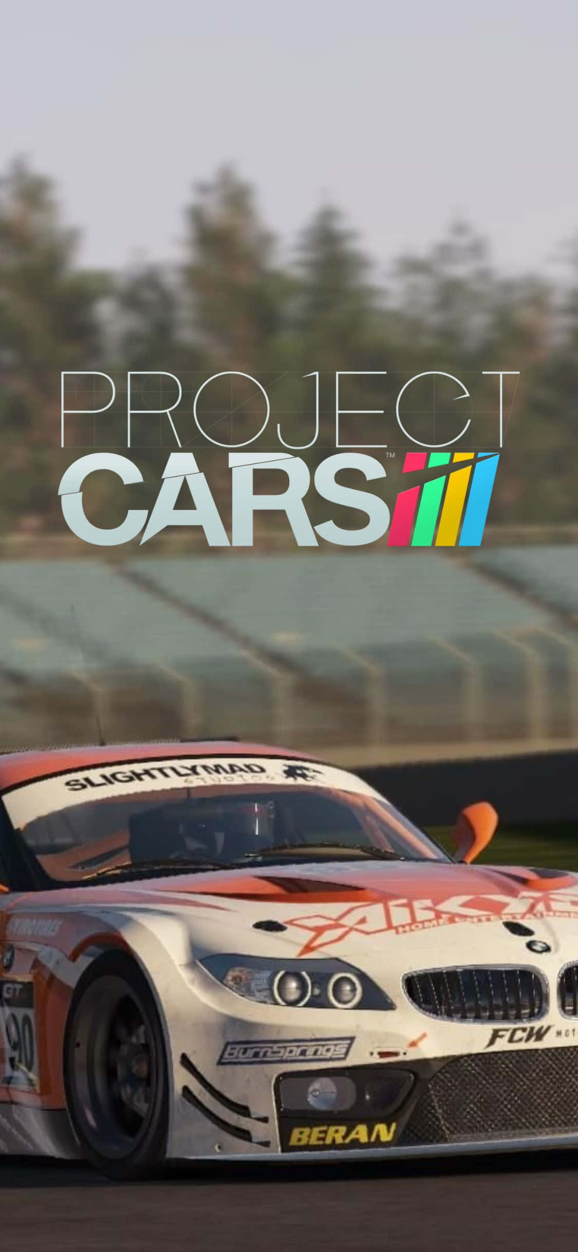 iPhone Xs Project Cars 桌布 壁紙 — 一輛帶有贊助商貼紙的賽車在賽道上疾馳，背景是模糊的樹木和看台。