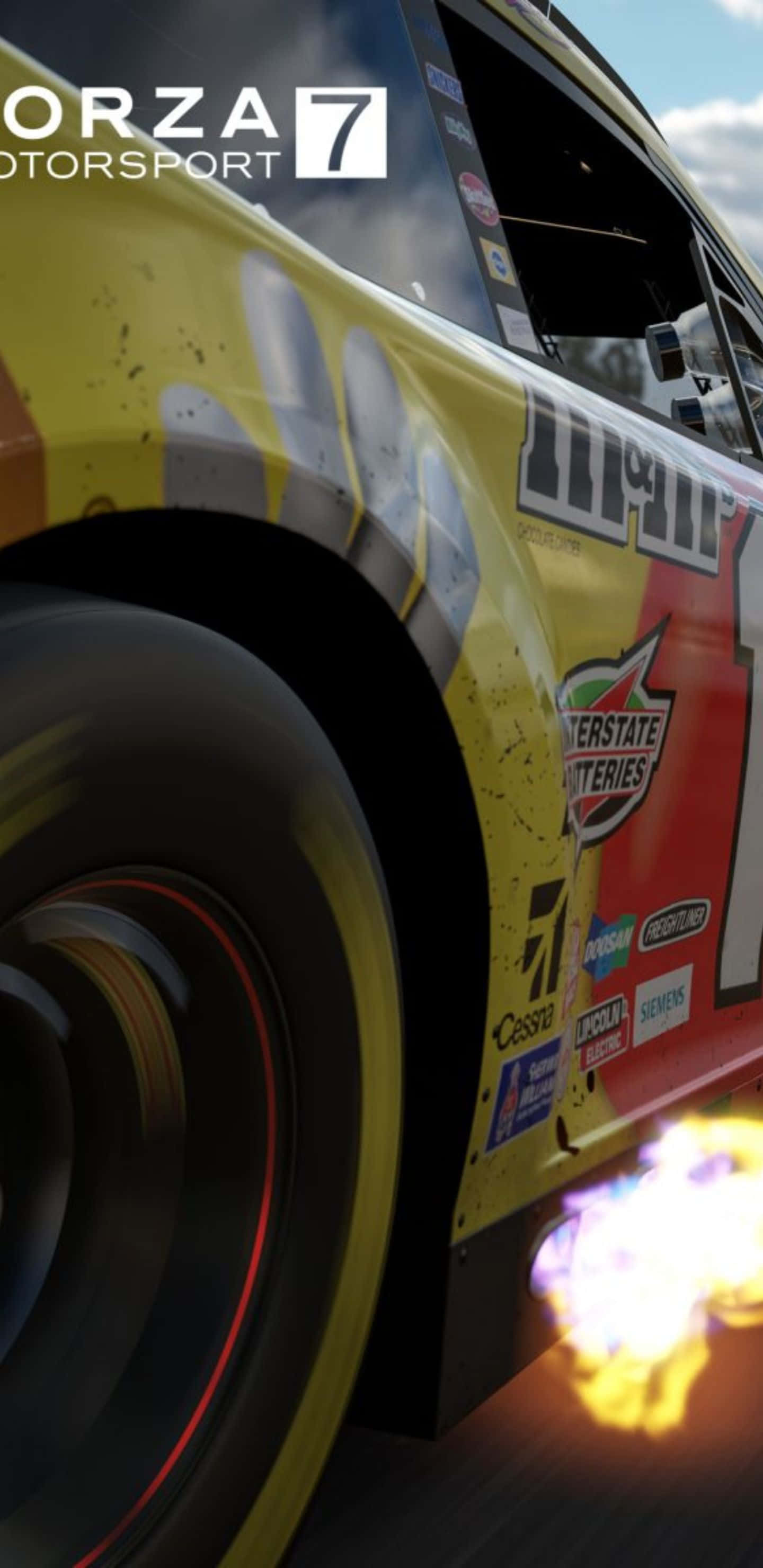 Pixel 3xl Forza Motorsport 7 桌布 壁紙 — 一輛帶有贊助商貼紙的黃色賽車在晴朗的天空下高速過彎，排氣管噴出火焰。