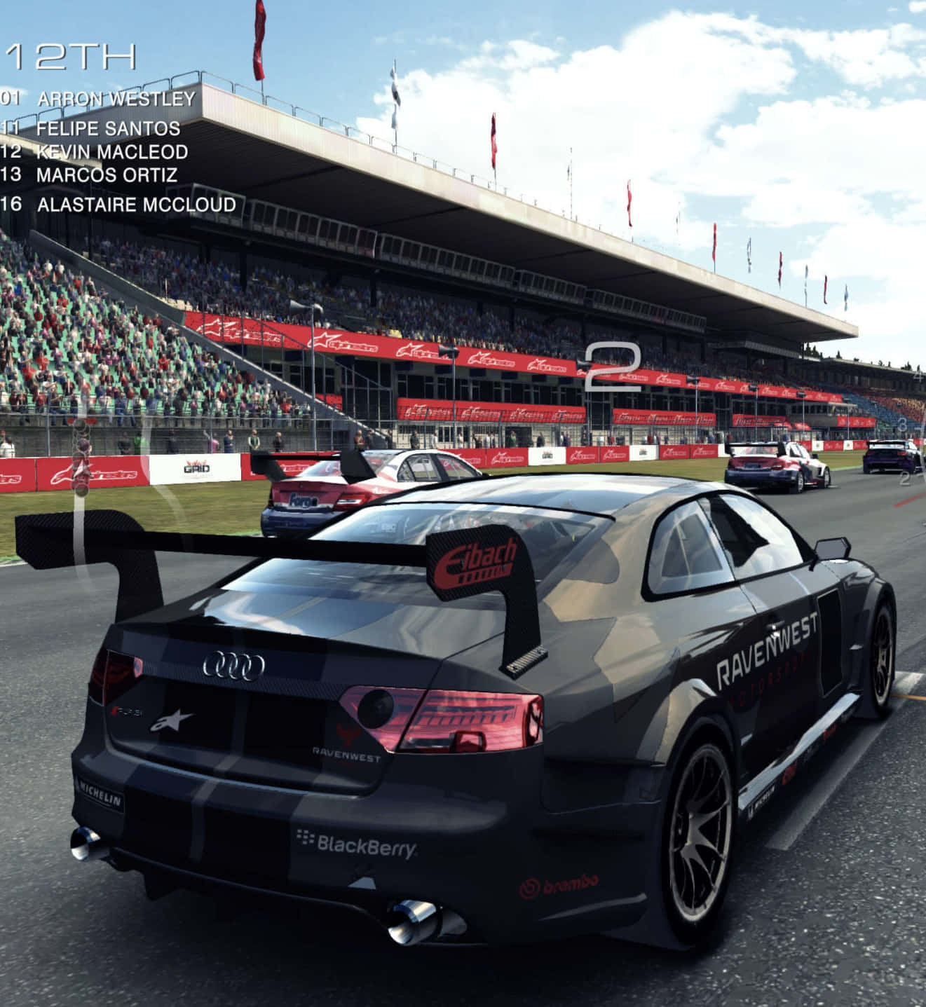 Grid Autosport 桌布 壁紙 — 一輛帶有贊助商貼紙的黑色奧迪賽車在陽光明媚的賽道上疾馳，看台上坐滿了觀眾。